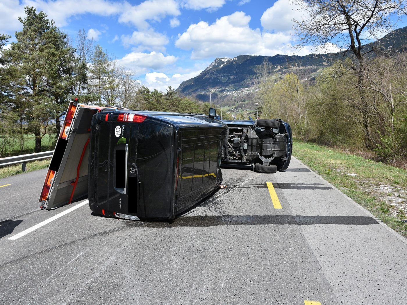 Auto mit Anhänger umgekippt