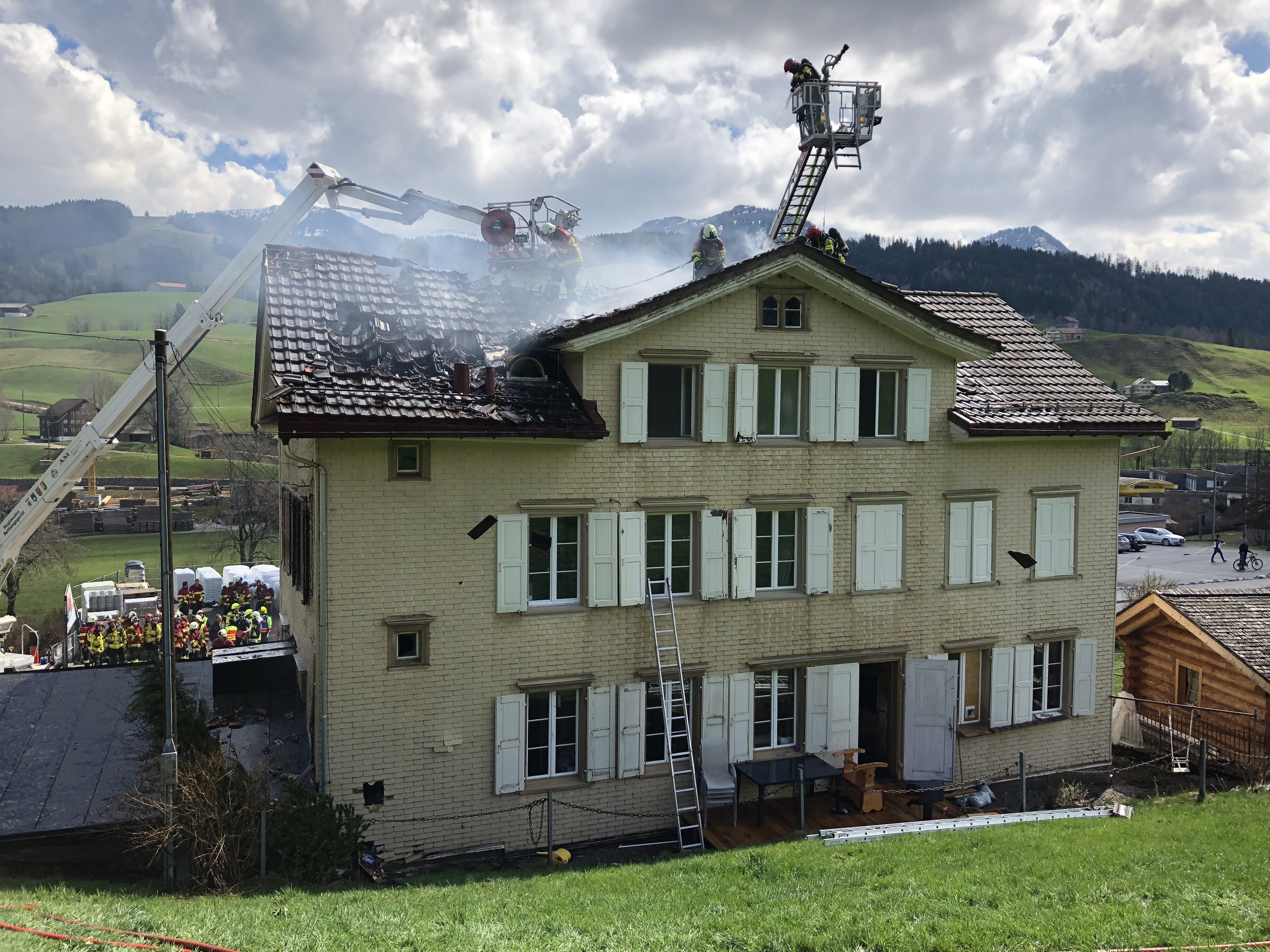 Brand eines Mehrfamilienhauses