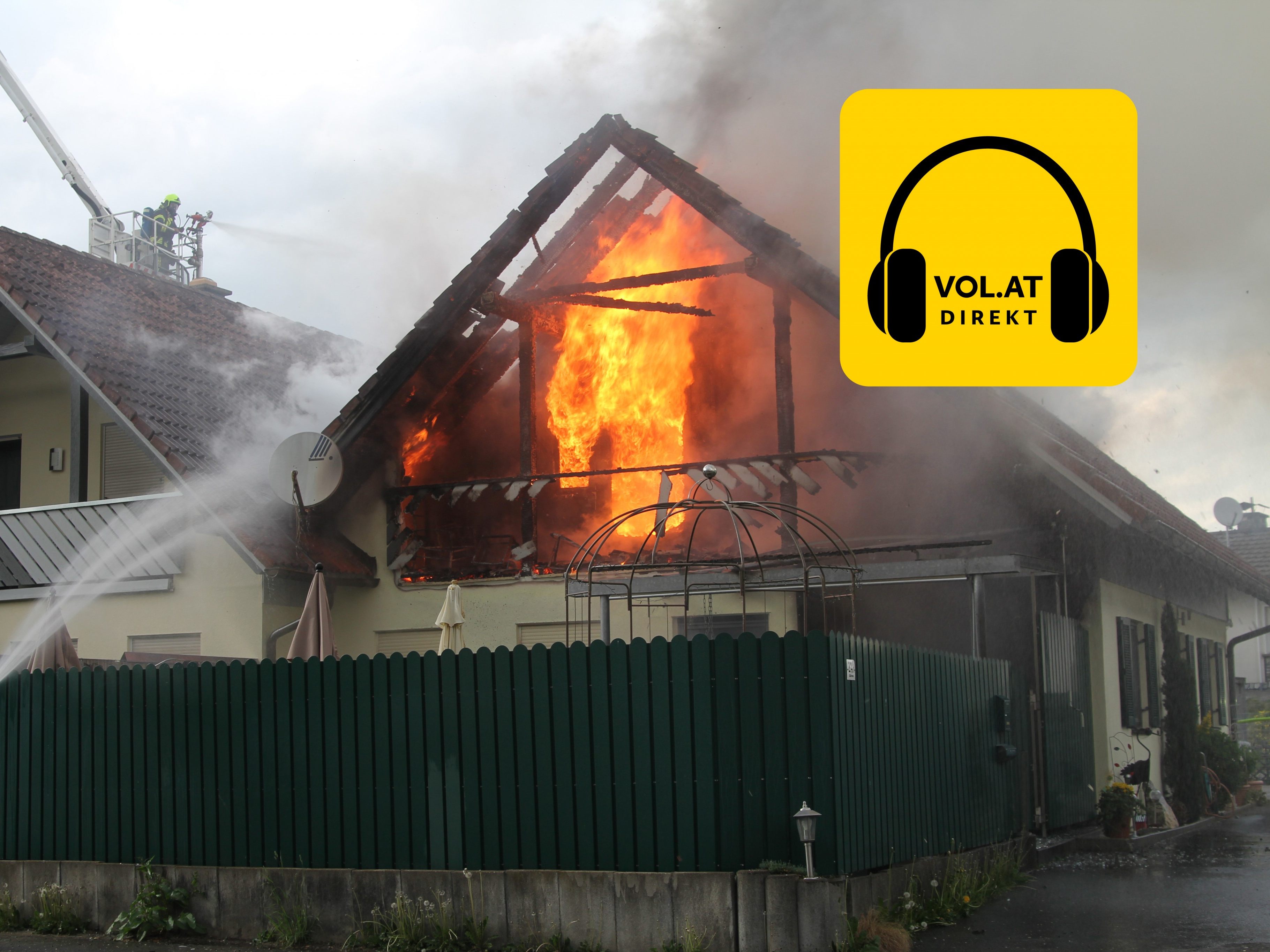 Feuerwehren versuchen den Brand zu löschen.