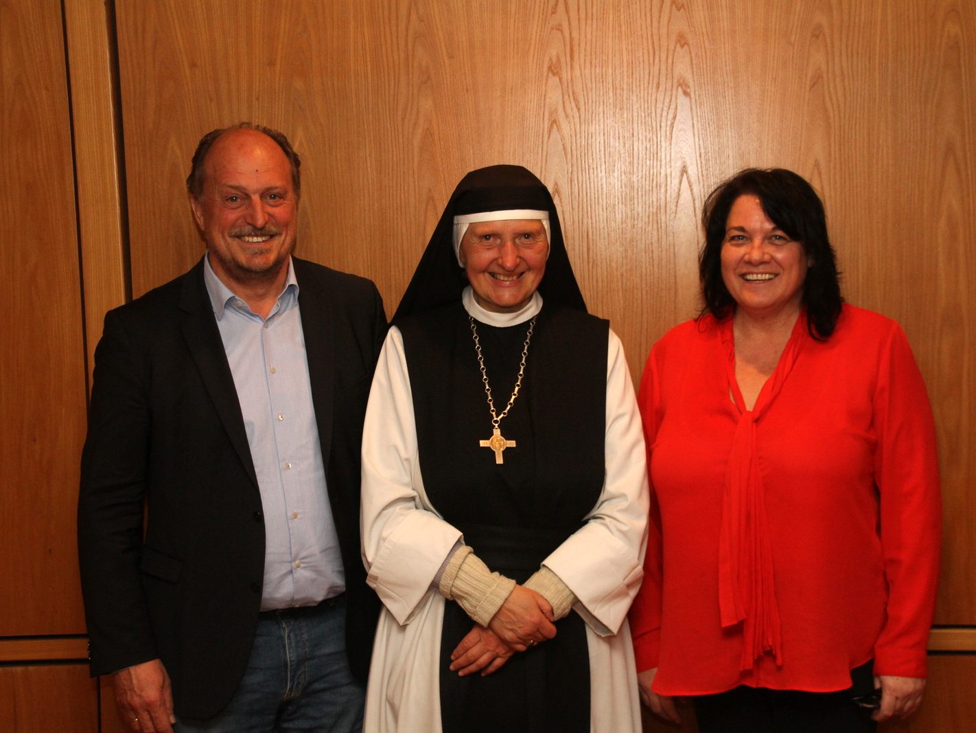 Karl Hehle (Kulturinitative Gwiggen), Äbtissin und Autorin Hildegard Brem und Manuela Hack (Freundeskreis Mariastern) Karl Hehle (Kulturinitative Gwiggen), Äbtissin und Autorin Hildegard Brem und Manuela Hack (Freundeskreis Mariastern)