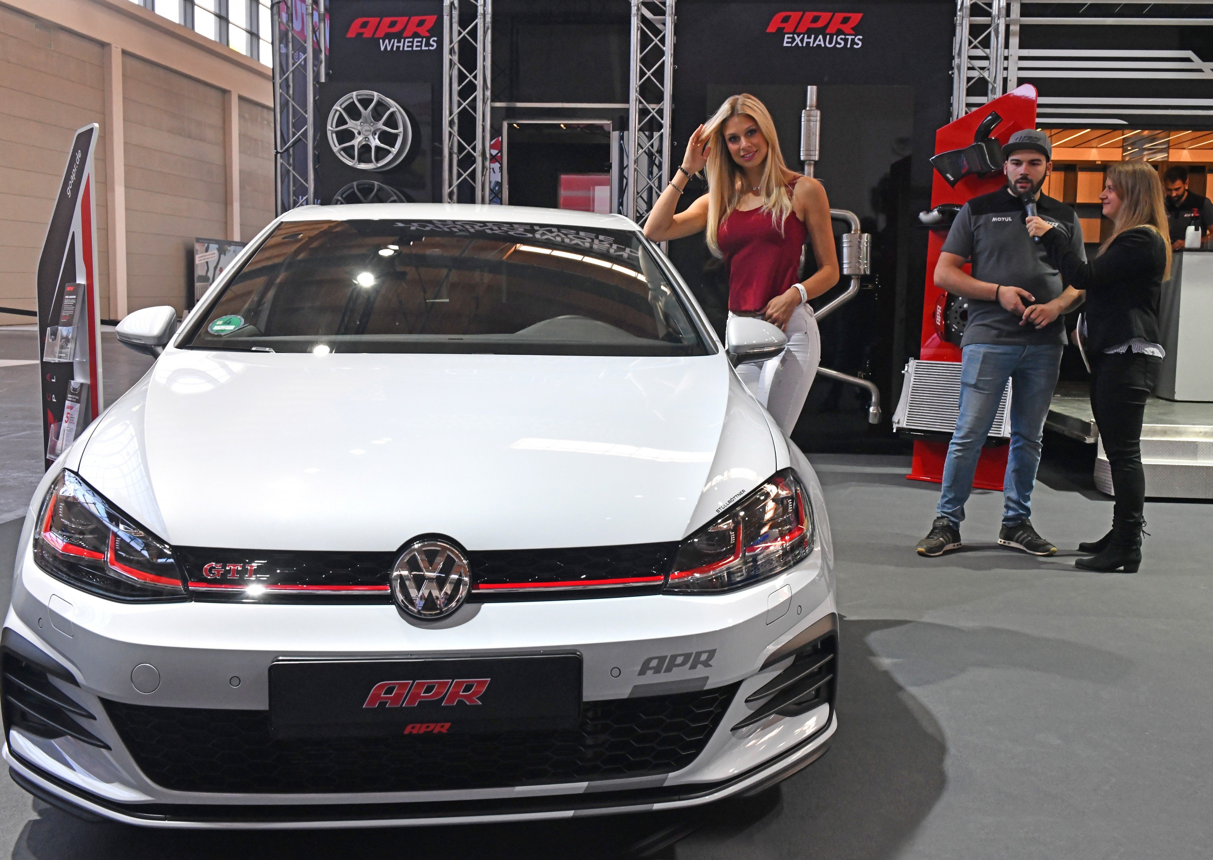 Miss Tuning Vanessa Schmitt mit VW Golf GTI APR Track Edition. 