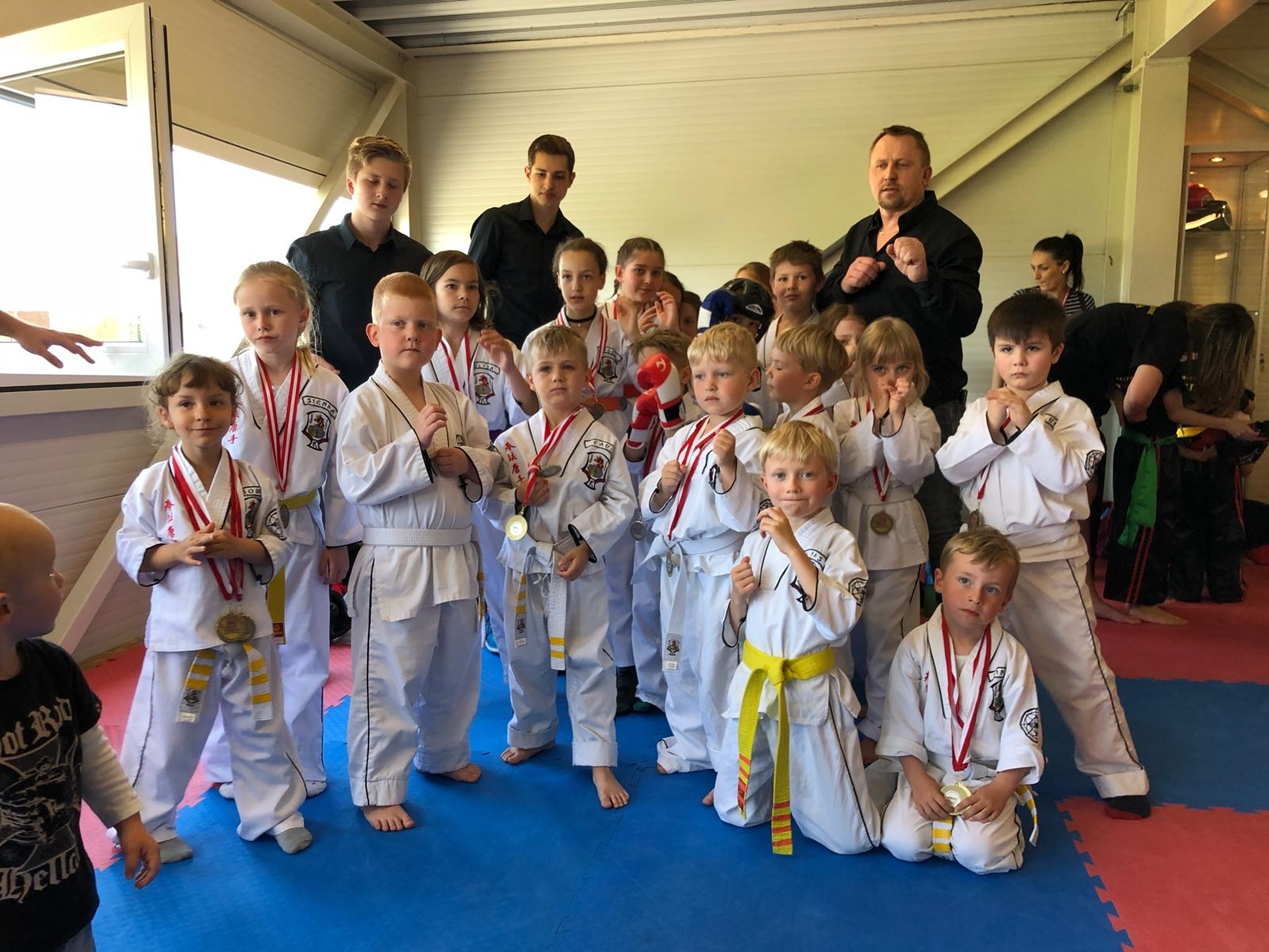Der Kenpokarate-Klub Lustenau mit Trainer Mike Haselwanter Der Kenpokarate-Klub Lustenau mit Trainer Mike Haselwanter