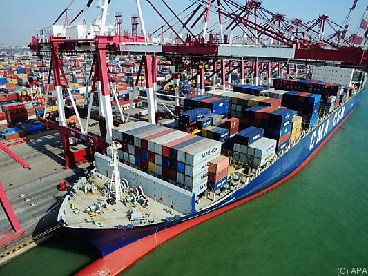 Containerschiff im Hafen von Qingdao: US-Zölle könnten Handel treffen Containerschiff im Hafen von Qingdao: US-Zölle könnten Handel treffen