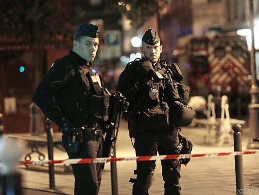Polizisten erschossen den Angreifer Polizisten erschossen den Angreifer
