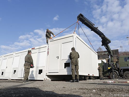 Contaneranlagen zur Grenzsicherung vorhanden