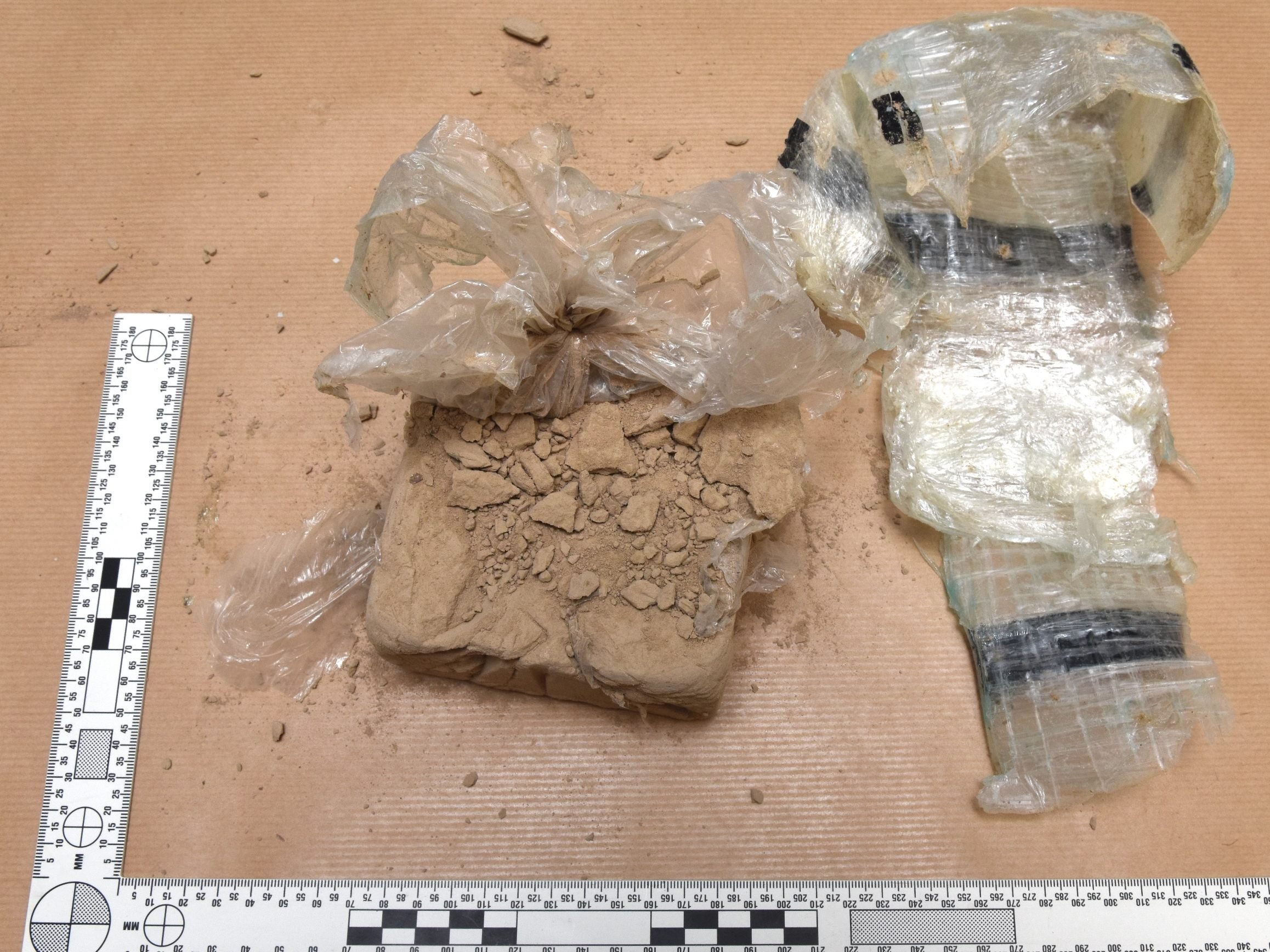 Insgesamt 14 Kilogramm Heroin im Wert von 1,7 Millionen Euro wurden sichergestellt. Insgesamt 14 Kilogramm Heroin im Wert von 1,7 Millionen Euro wurden sichergestellt.