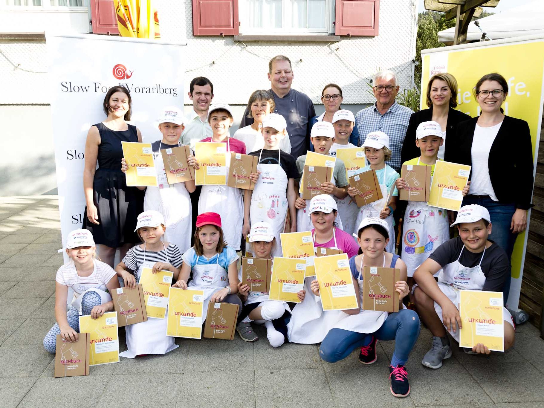 Die Rankweiler Miniköche 2018 mit Schirmherr Bürgermeister Martin Summer, Organisatoren und Sponsoren Die Rankweiler Miniköche 2018 mit Schirmherr Bürgermeister Martin Summer, Organisatoren und Sponsoren