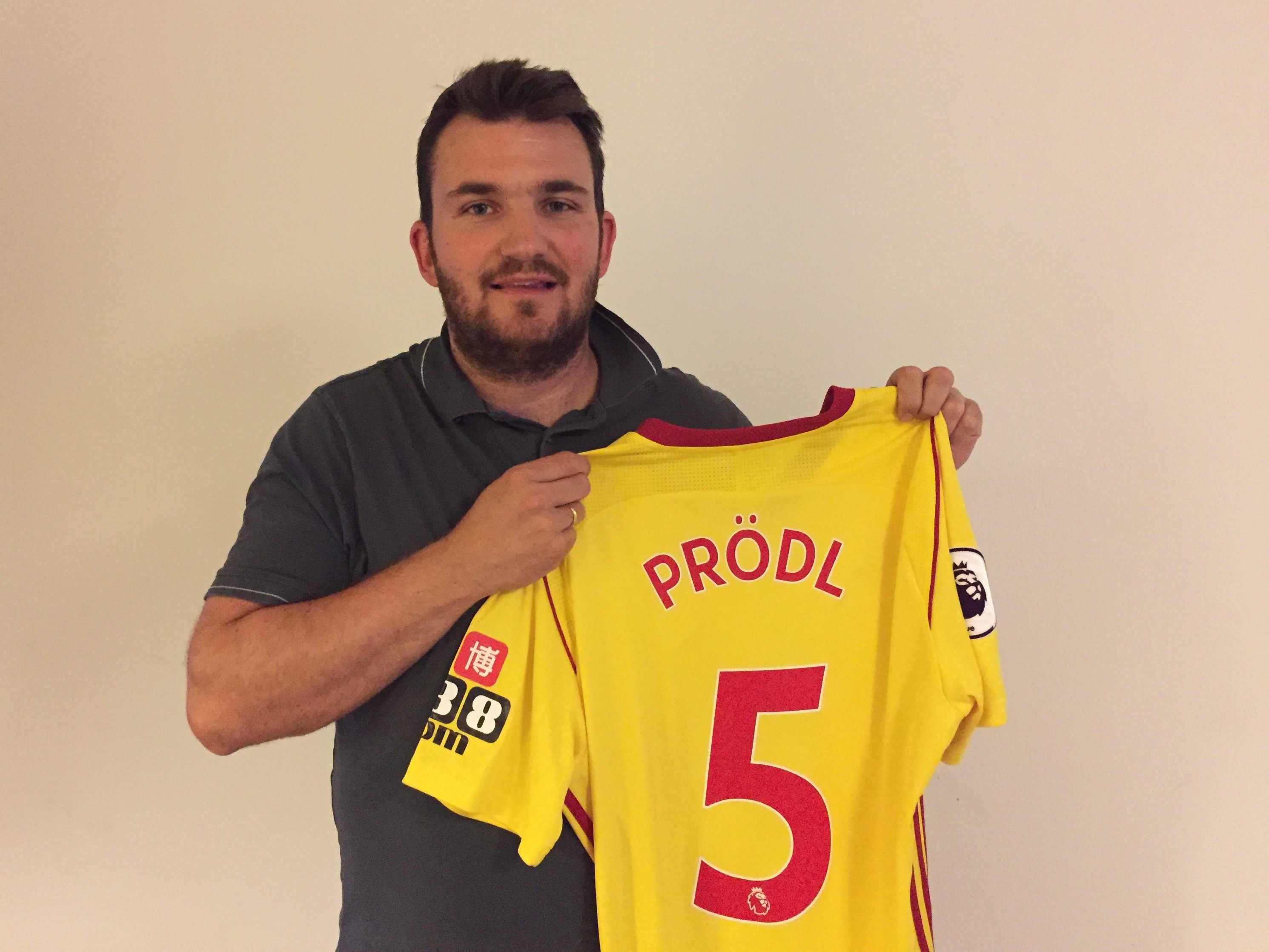 Mario Bonora mit einem der begehrten Shirts der Charity-Auktion. Mario Bonora mit einem der begehrten Shirts der Charity-Auktion.