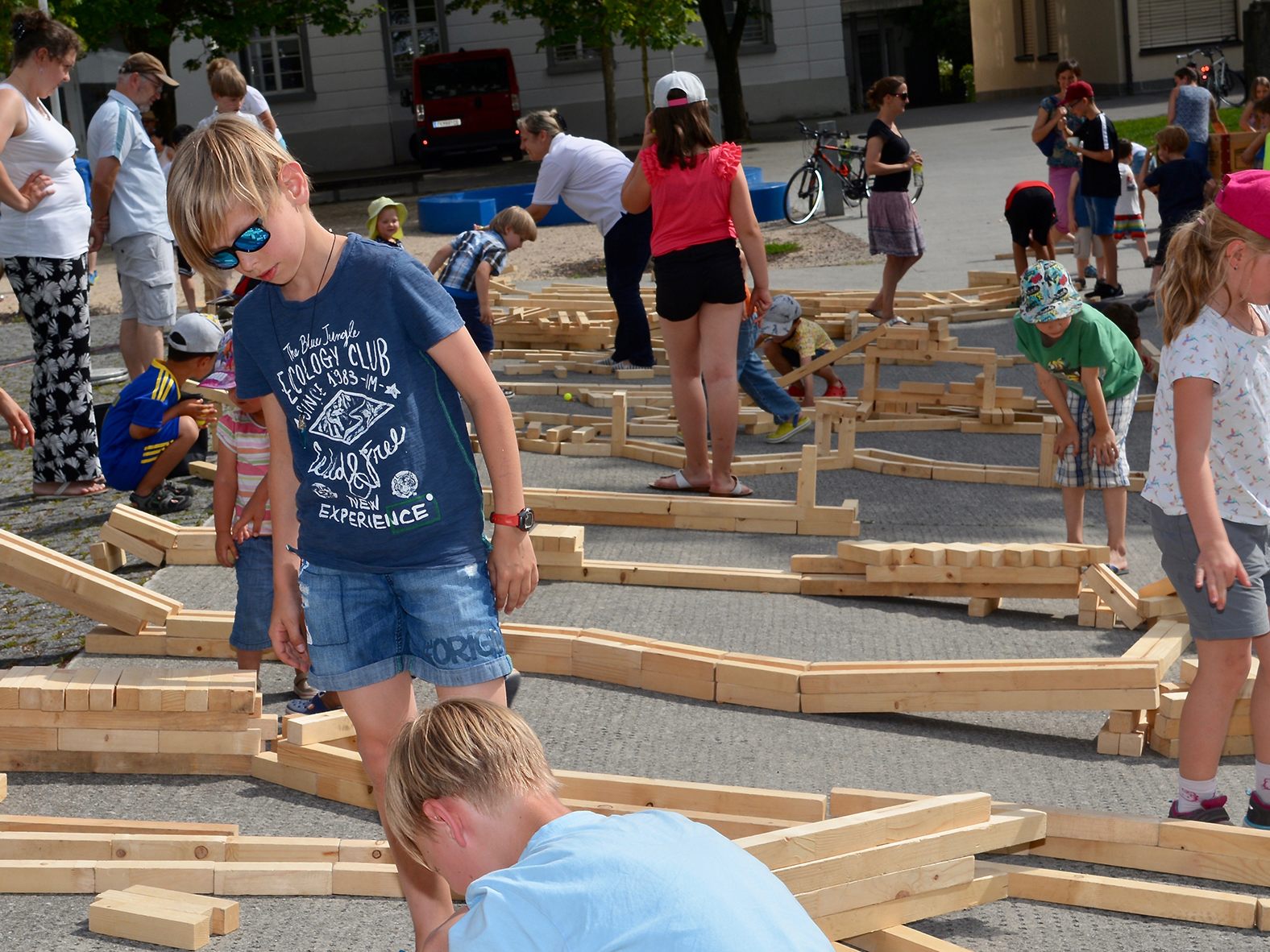 BU: Kugelbahnen auf dem Marktplatz Rankweil