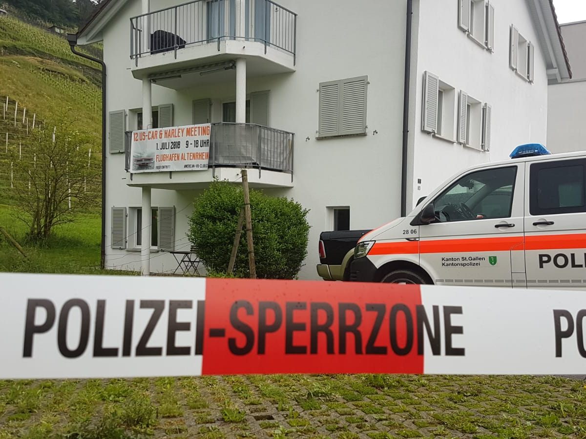 Die Frau erlag noch am Tatort ihren Verletzungen. Die Frau erlag noch am Tatort ihren Verletzungen.
