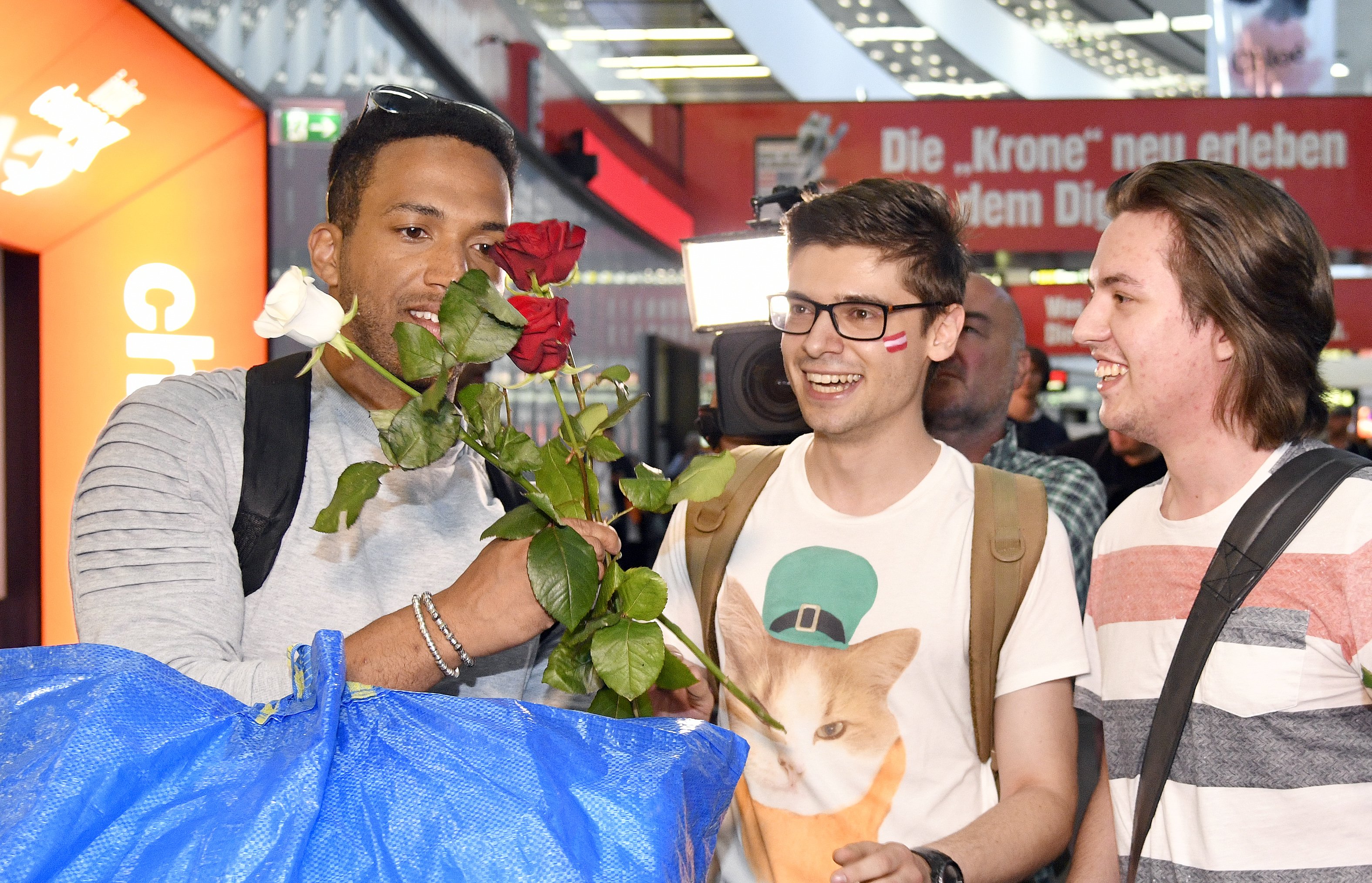 Samspon wurde von seinen Fans erwartet. Samspon wurde von seinen Fans erwartet.