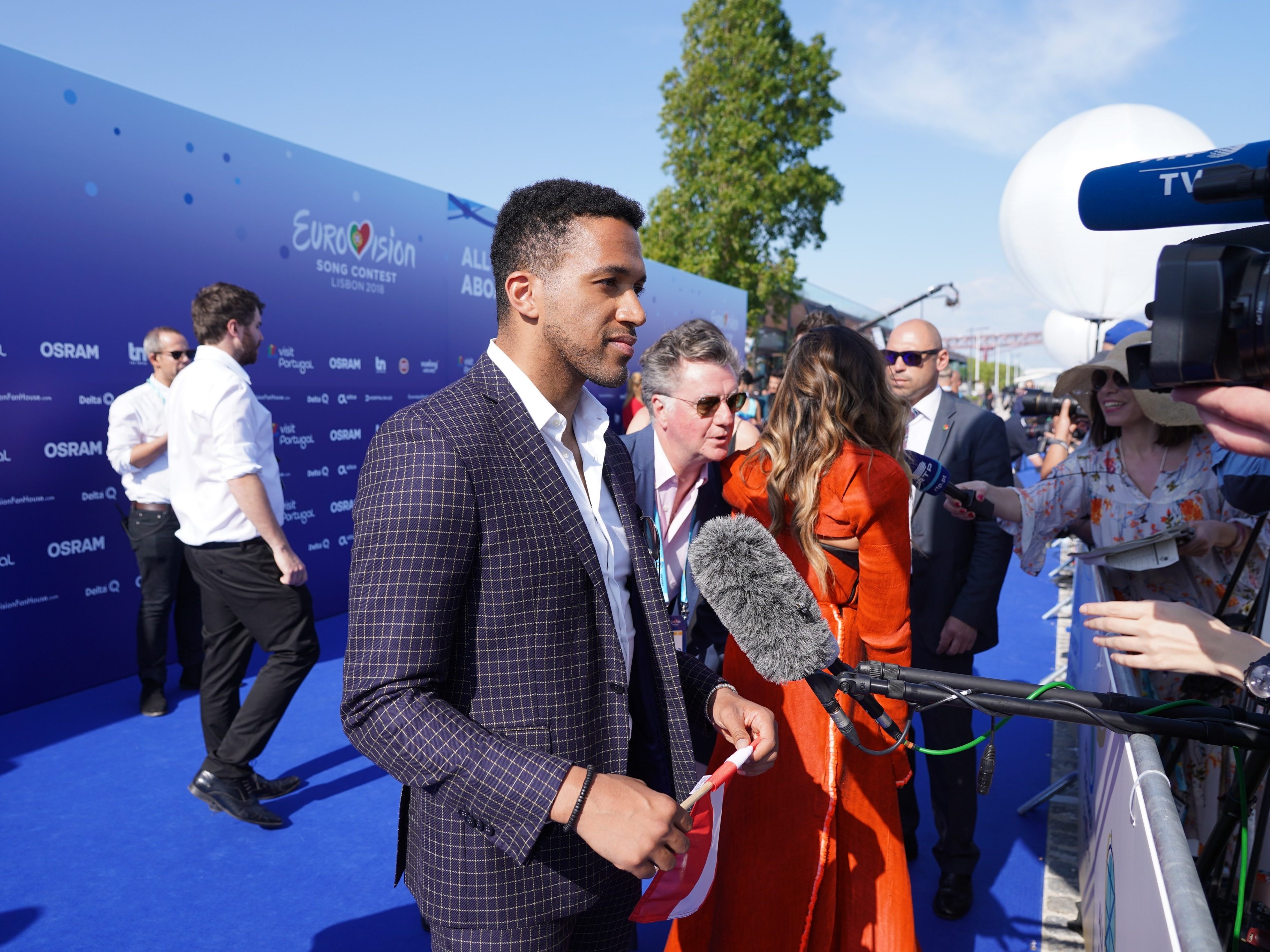 Cesar Sampson bei der Eröffnung des 63. Eurovision Song Contests in Lissabon. Cesar Sampson bei der Eröffnung des 63. Eurovision Song Contests in Lissabon.