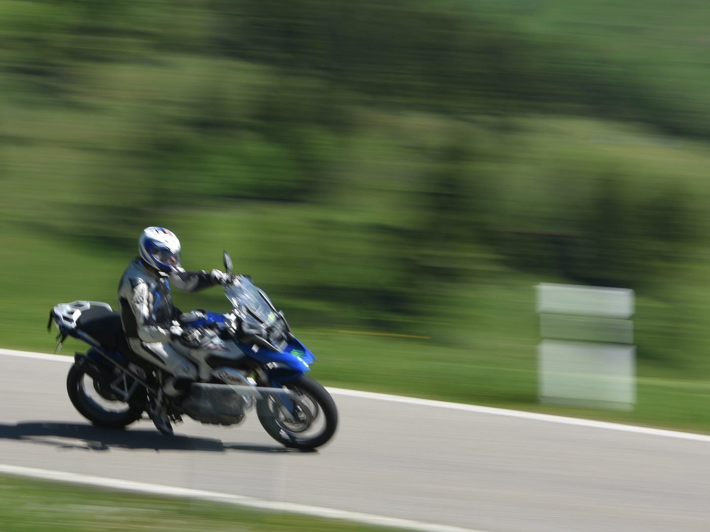 Ein Motorradfahrer auf einer Landstraße.