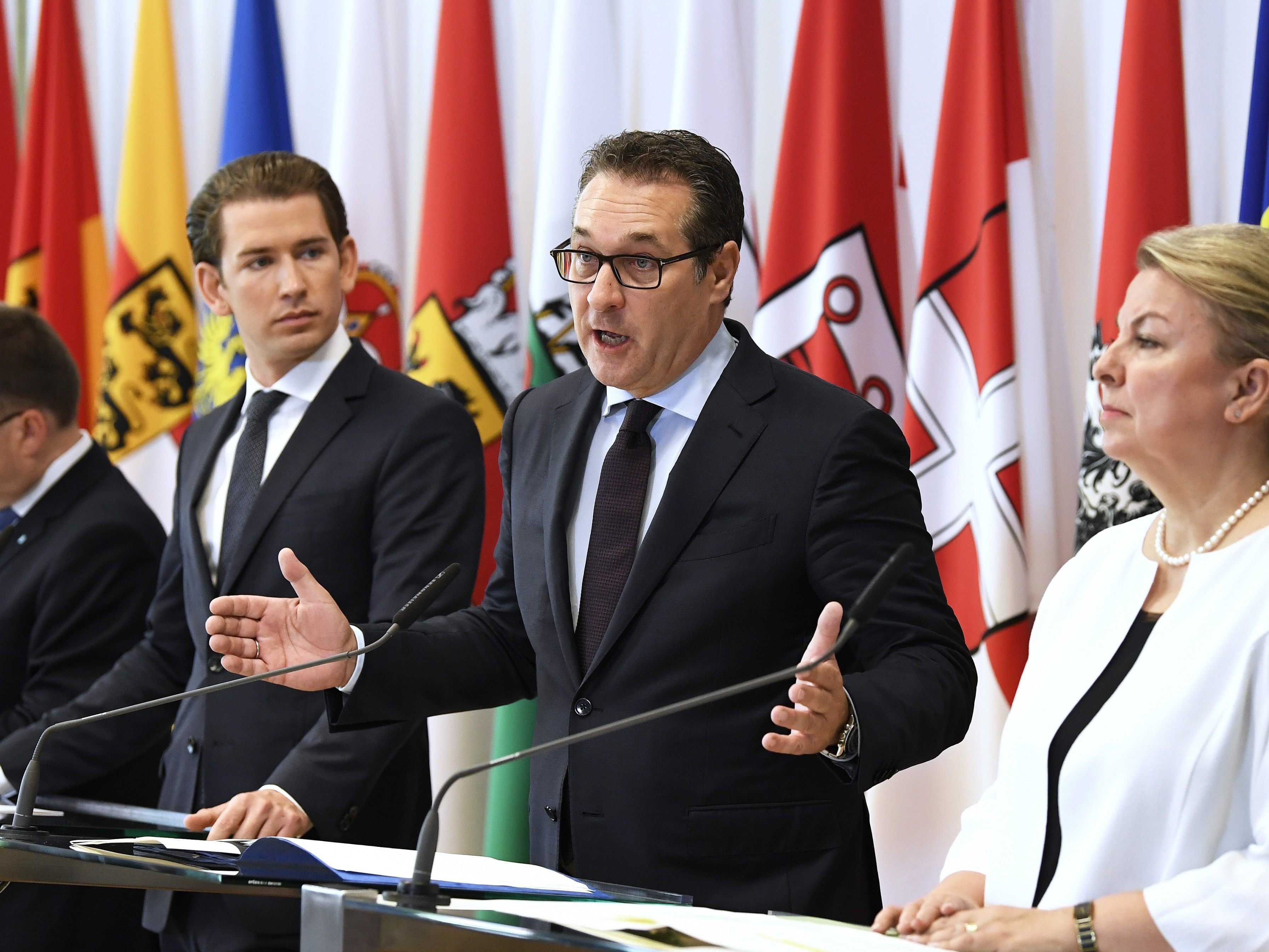 ÖVP-Klubobmann August Wöginger, Bundeskanzler Sebastian Kurz, Vizekanzler Heinz Christian Strache und Sozialministerin Beate Hartinger während einer Pressekonferenz nach der Regierungsklausur und des Ministerrates am Montag, 28. Mai 2018, in Mauerbach.