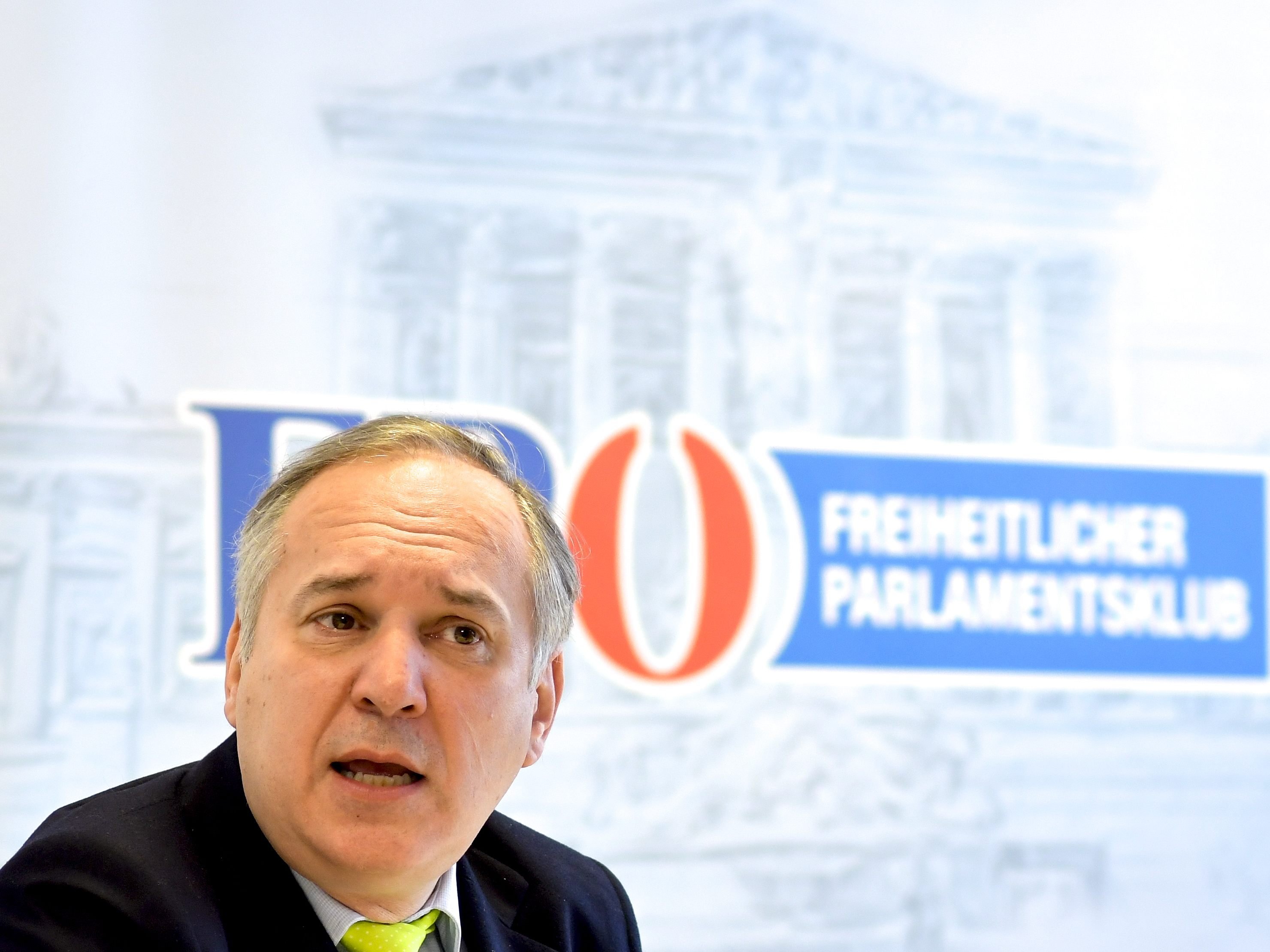 Mit den teils rechtsextremen und antisemitischen Artikeln der Aula sei die FPÖ nicht einverstanden, so Rosenkranz. Mit den teils rechtsextremen und antisemitischen Artikeln der Aula sei die FPÖ nicht einverstanden, so Rosenkranz.