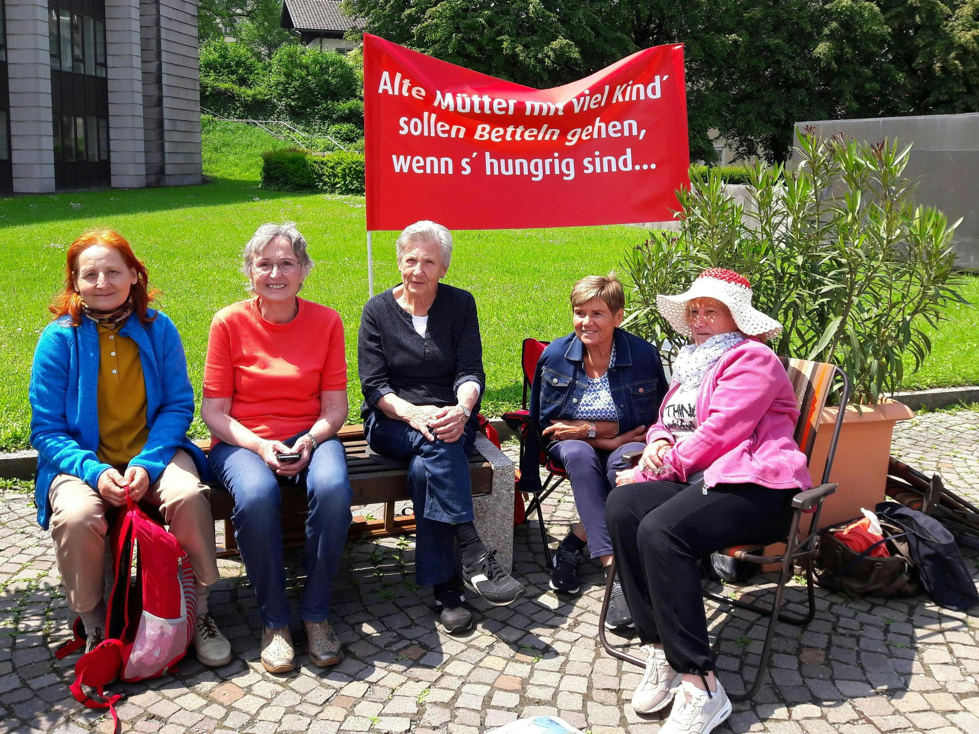 Die "Oma-Revolte" demonstriert mit einem Hungerstreik vor dem Landhaus.