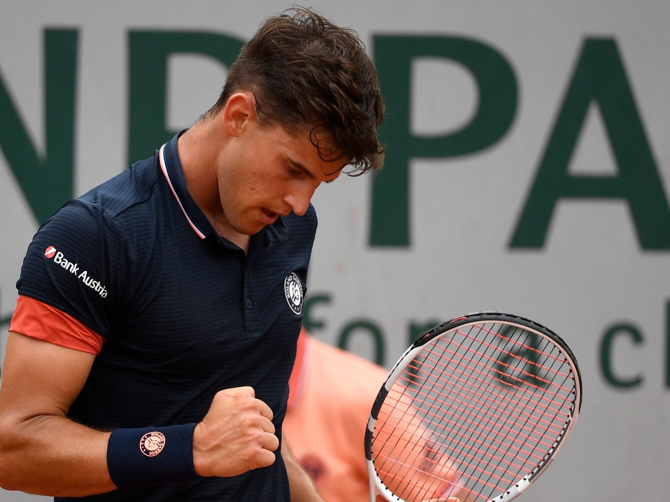 Dominic Thiem jubekt über einen gewonnenen Punkt.