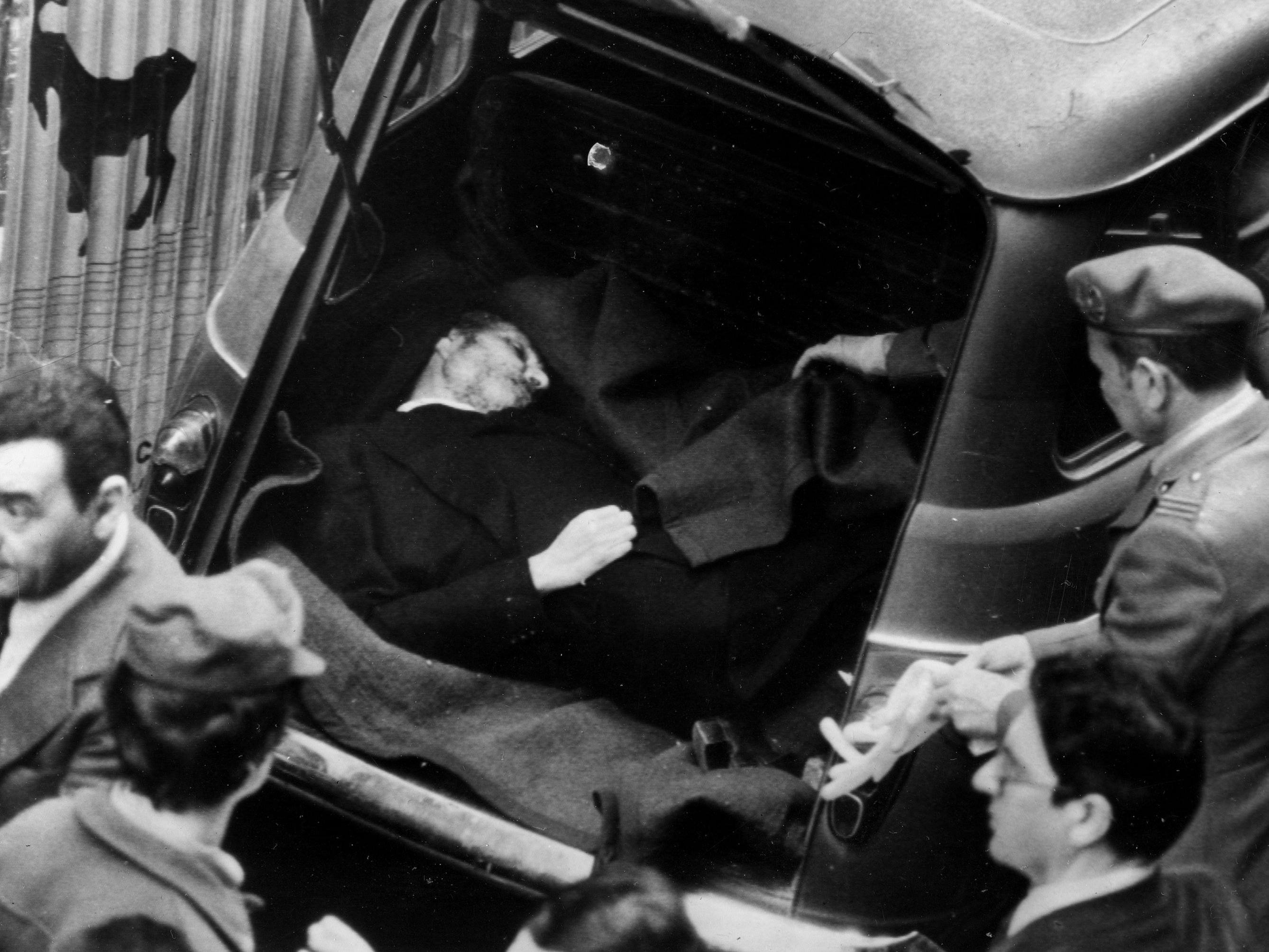 Die Leiche von Aldo Moro, der von den "Roten Brigaden" erschossen wurde, in einem Kofferraum eines Autos in Rom. Die Leiche von Aldo Moro, der von den "Roten Brigaden" erschossen wurde, in einem Kofferraum eines Autos in Rom.