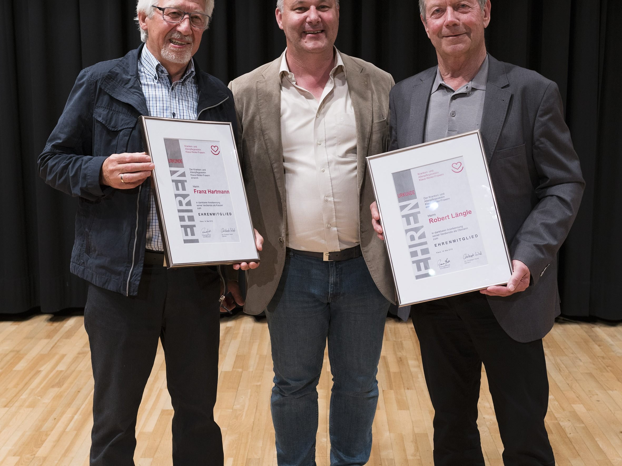 Die neu ernannten Ehrenmitglieder Robert Längle (re.) und Franz Hartmann (li.) mit Obmann Christoph Wund. Die neu ernannten Ehrenmitglieder Robert Längle (re.) und Franz Hartmann (li.) mit Obmann Christoph Wund.