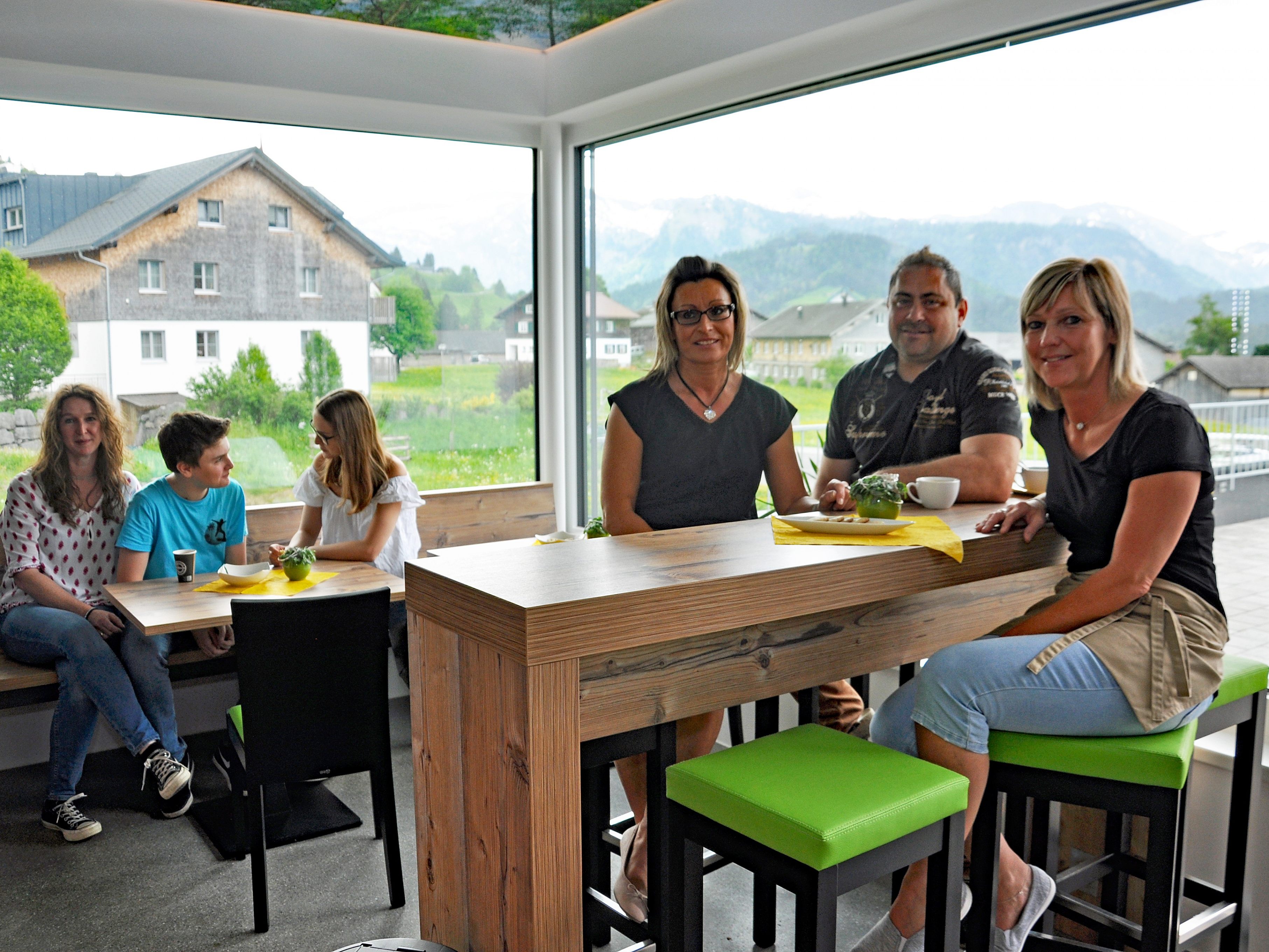 Chef August Dorner mit Team und Familie laden zum großen Eröffnungsevent. Chef August Dorner mit Team und Familie laden zum großen Eröffnungsevent.