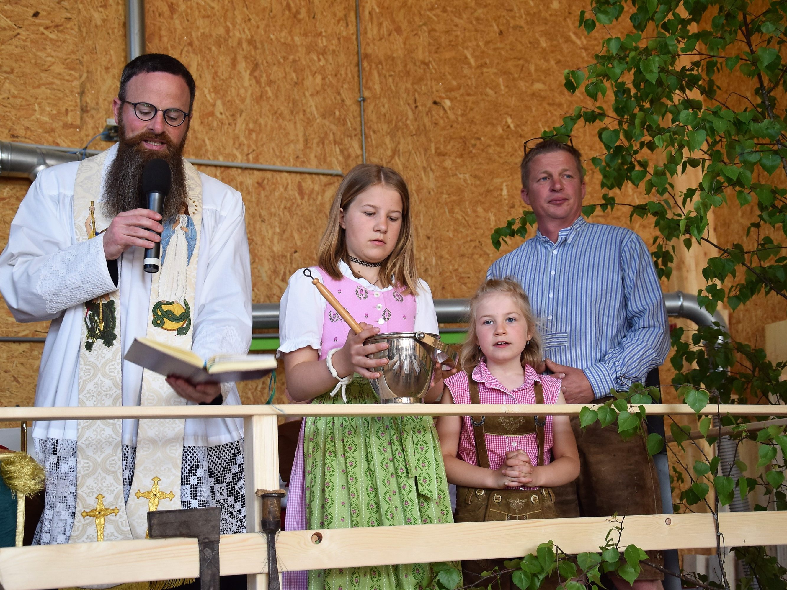 Pfarrer Georg Hirsch segnete das neue Firmengebäude. v.l. Pfarrer Georg Hirsch, Ursina, Ladina und Peter Kessel Pfarrer Georg Hirsch segnete das neue Firmengebäude. v.l. Pfarrer Georg Hirsch, Ursina, Ladina und Peter Kessel