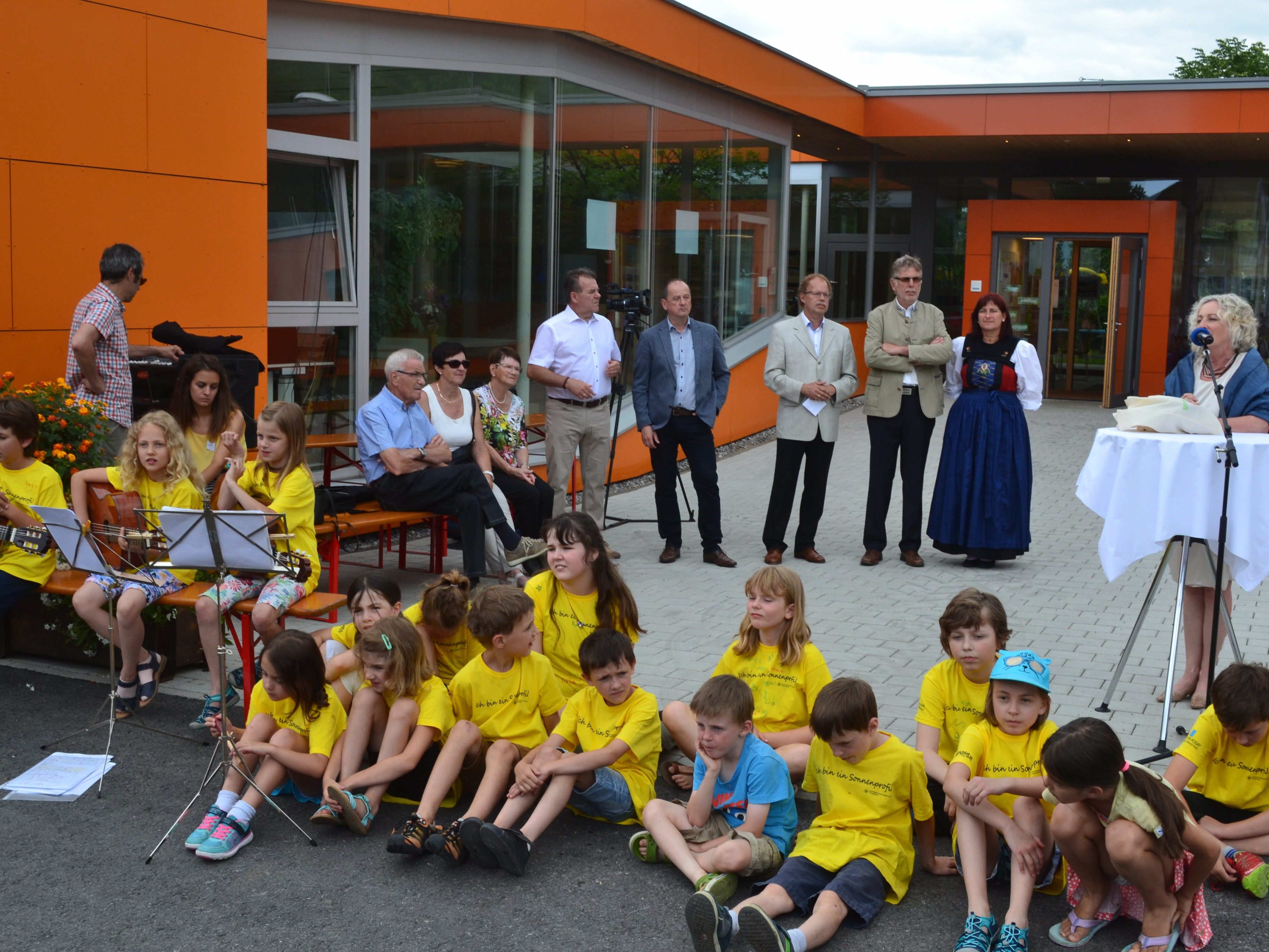 Das Nenzinger Kinderhaus gefällt ... nicht nur den Kindern! Das Nenzinger Kinderhaus gefällt ... nicht nur den Kindern!