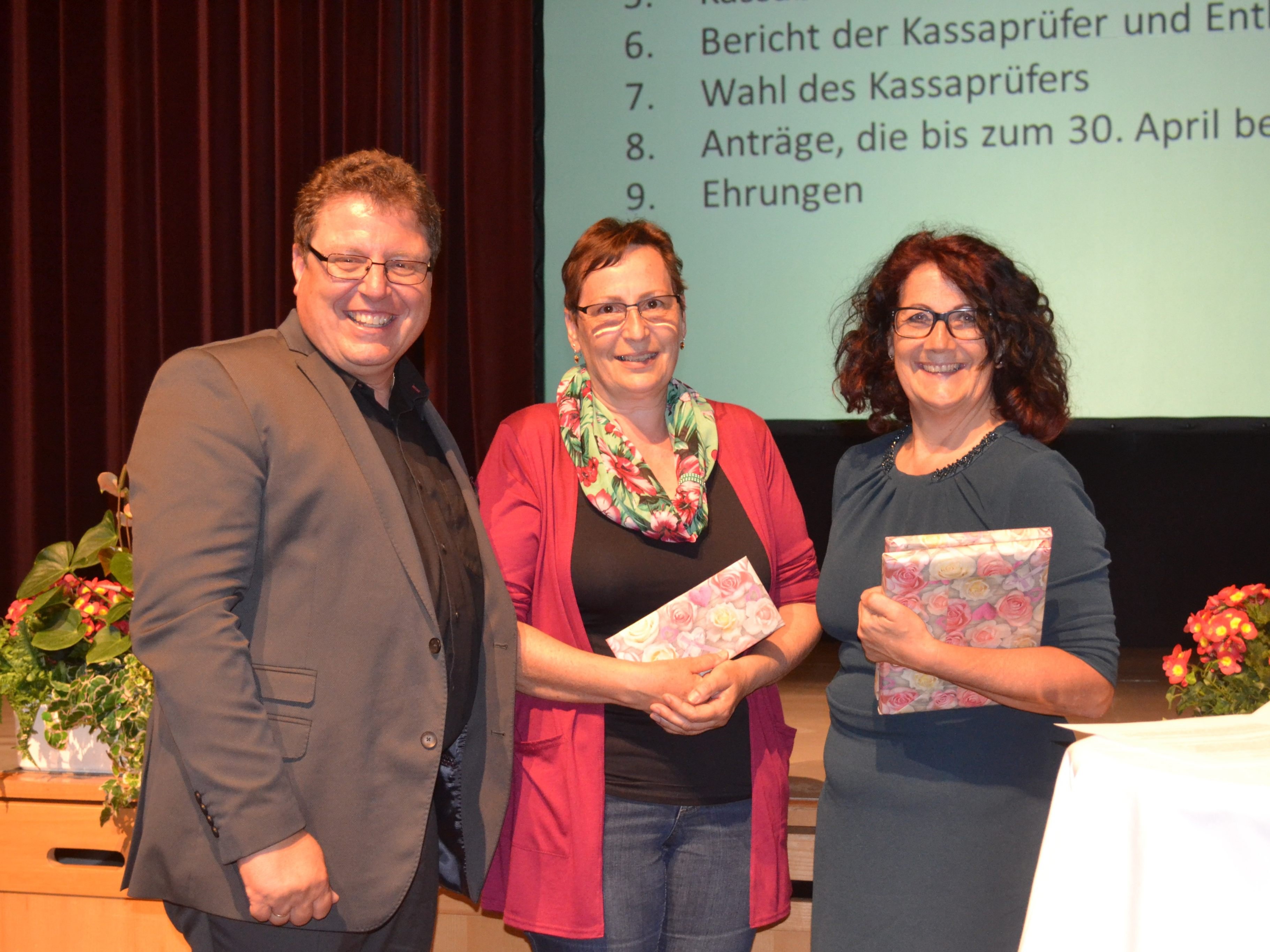 Ein herzliches „Danke“ an Maria Maier, die seit 20 Jahren verlässliche MoHi-Mitarbeiterin in Nenzing ist. Ein herzliches „Danke“ an Maria Maier, die seit 20 Jahren verlässliche MoHi-Mitarbeiterin in Nenzing ist.