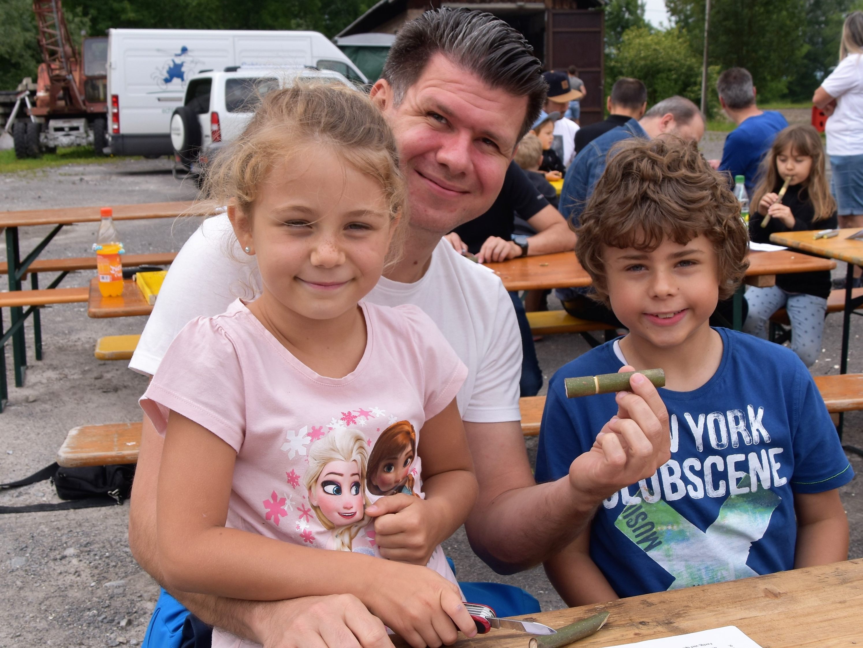 Marie, Andy und Elias freuen sich über ihre Maupfeifen