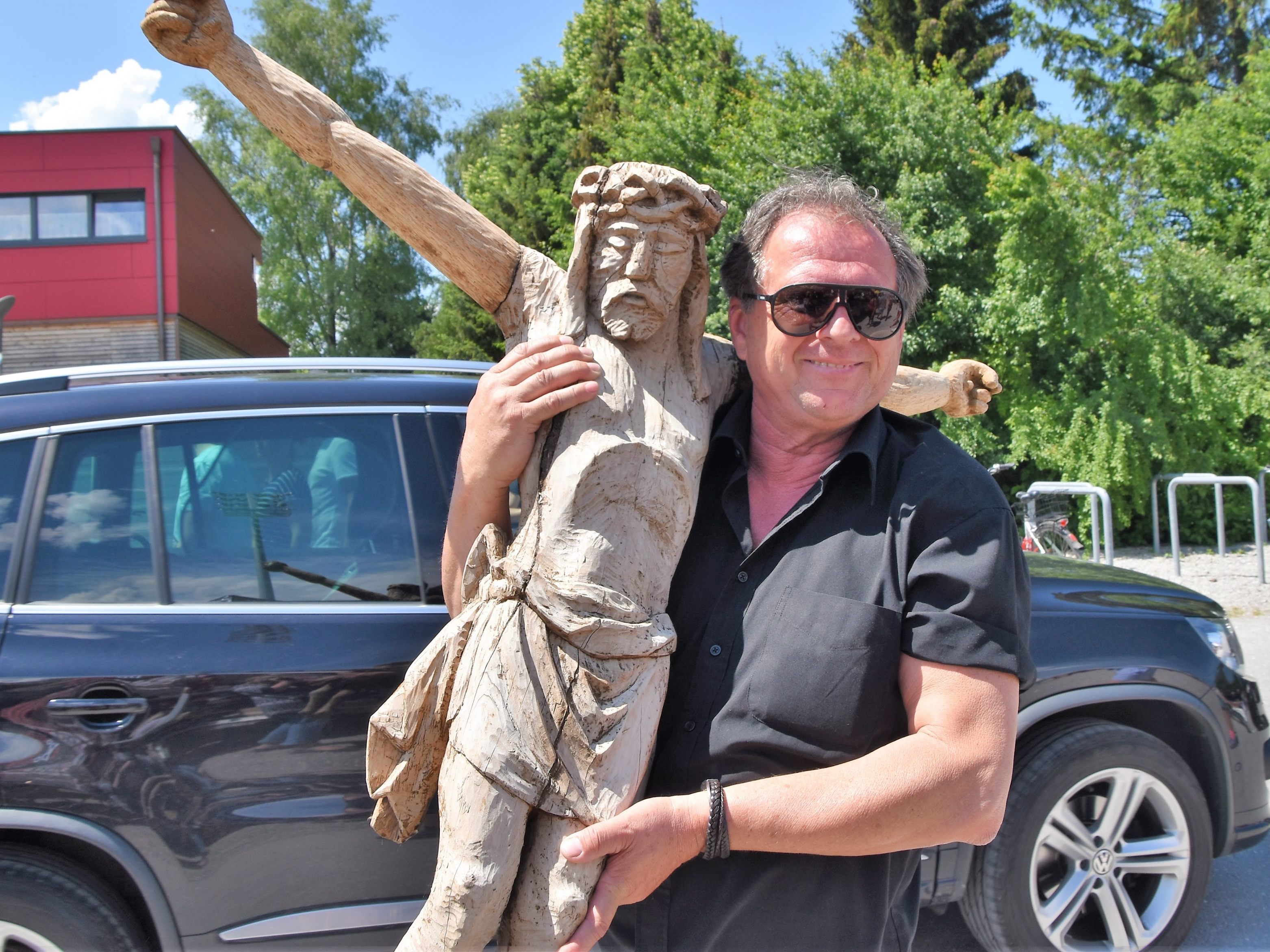 Ingo Katnik trägt die Antiquität für die Käuferin sicher zum Auto