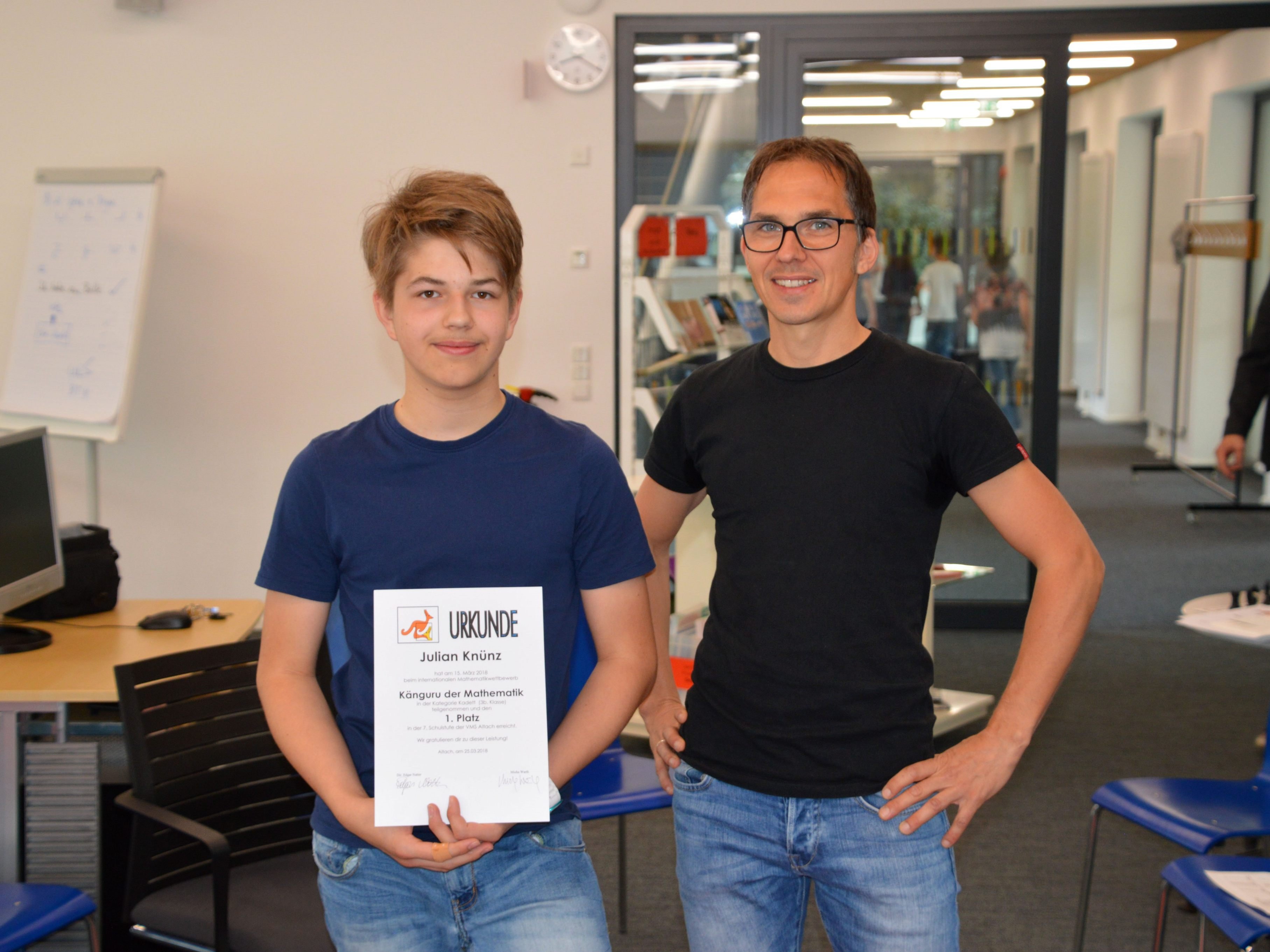 Julian Knünz mit Lehrer Micha Warth