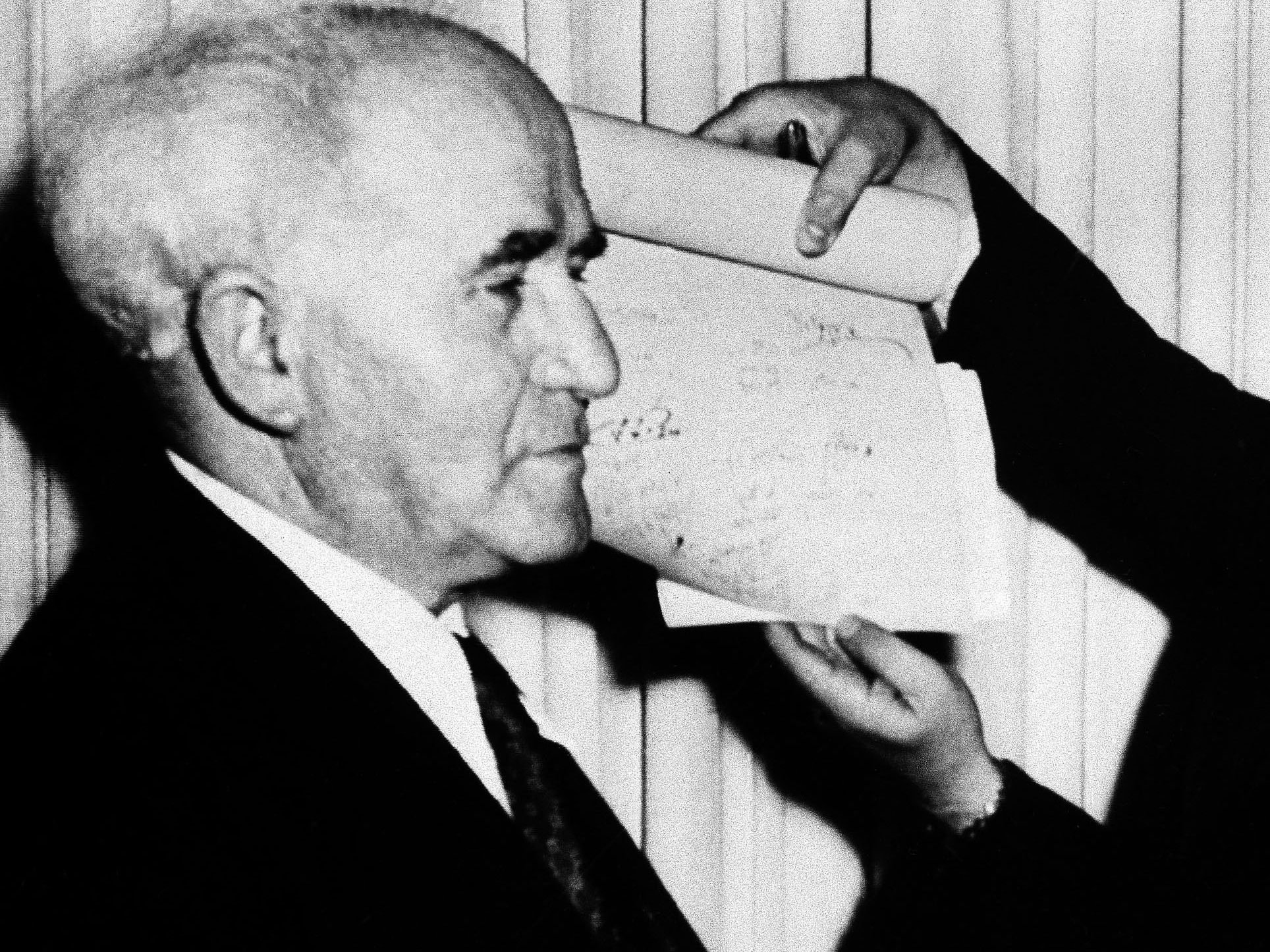 David Ben-Gurion (l.) neben der Gründungsurkunde des Staates Israel im Mai 1948. David Ben-Gurion (l.) neben der Gründungsurkunde des Staates Israel im Mai 1948.