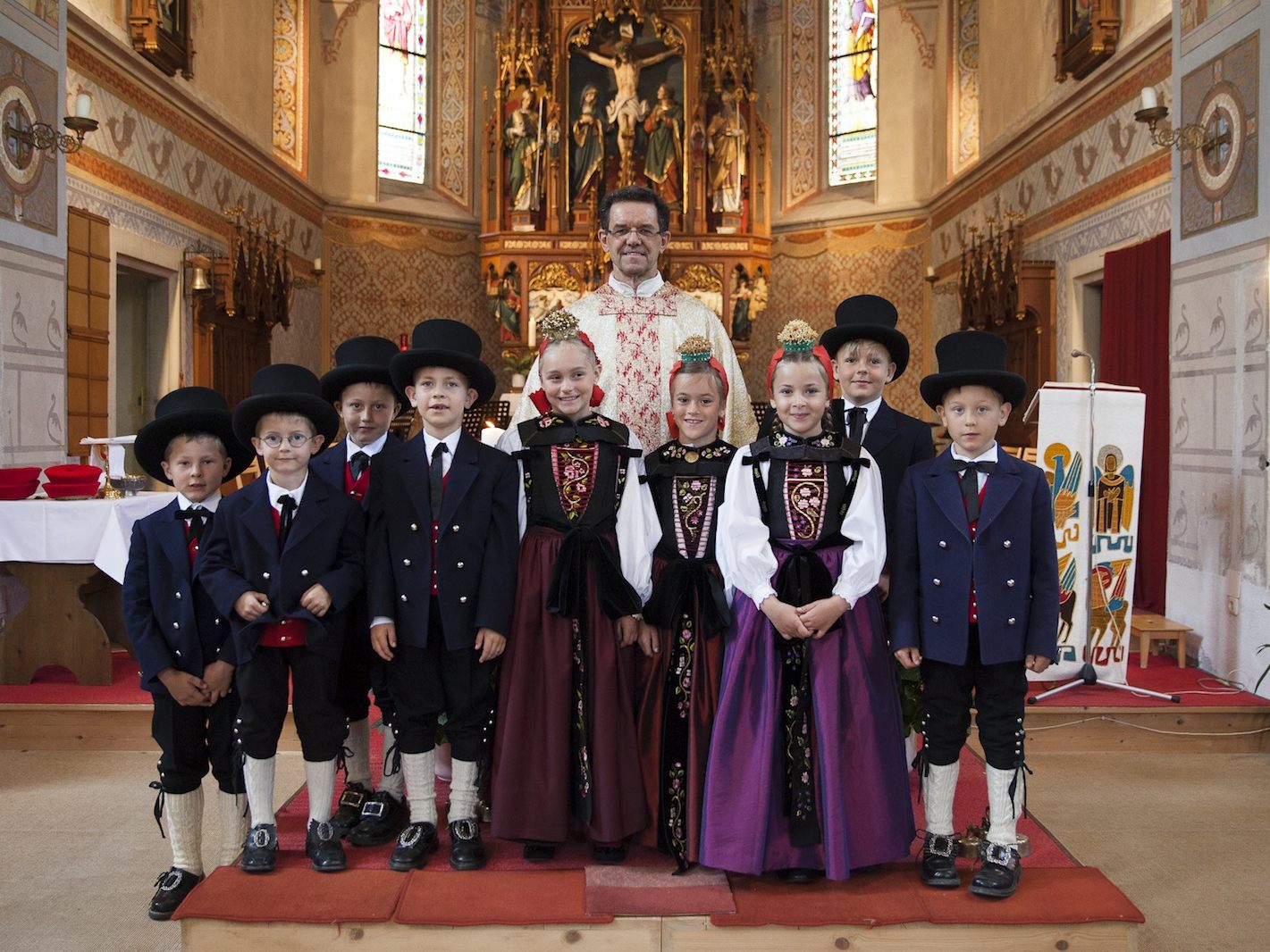Die Silbertaler Erstkommunikanten Louis, Adriano, Johannes, Michael, Laura, Aileen, Amelie, Elia und Kilian mit Pfarrer Georg Nigsch. Die Silbertaler Erstkommunikanten Louis, Adriano, Johannes, Michael, Laura, Aileen, Amelie, Elia und Kilian mit Pfarrer Georg Nigsch.