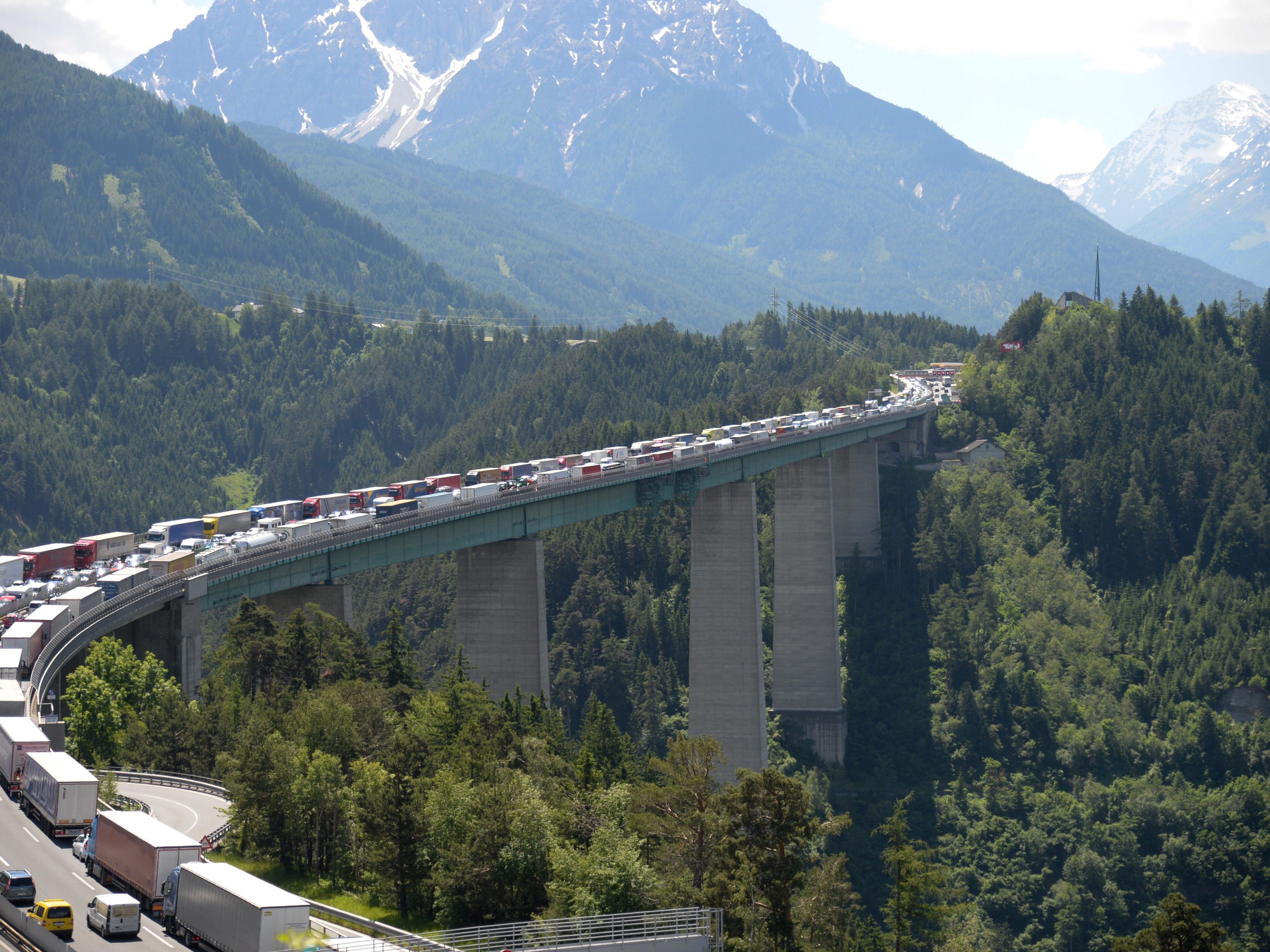 Am 30. Mai 1963 wird die Europabrücke bei Innsbruck fertiggestellt. Am 30. Mai 1963 wird die Europabrücke bei Innsbruck fertiggestellt.