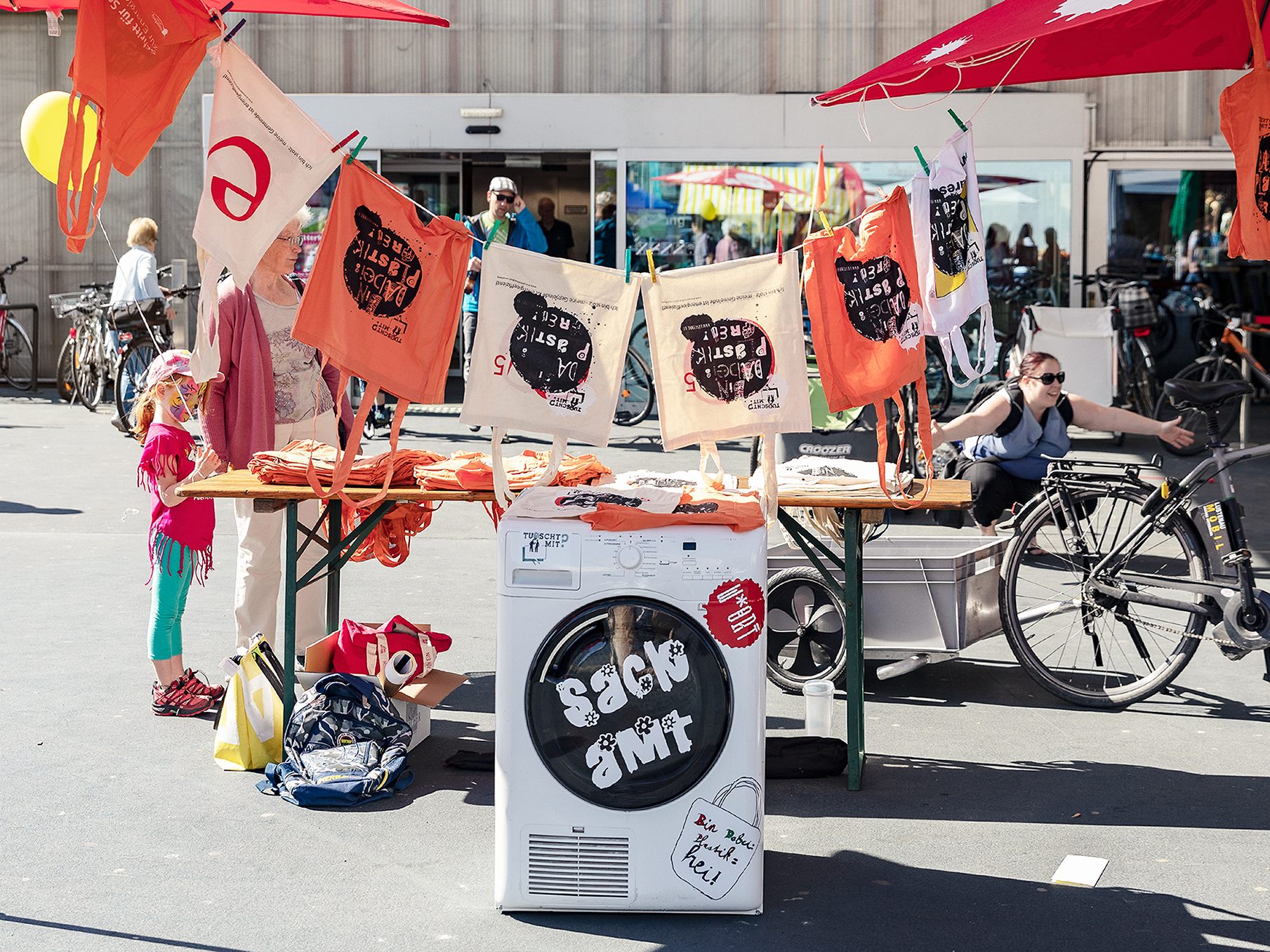 Kleine Idee mit großer Wirkung: Beim Sackamt auf dem Luschnouar Markt bekommt man gratis Stofftaschen für den plastikfreien Einkauf. Kleine Idee mit großer Wirkung: Beim Sackamt auf dem Luschnouar Markt bekommt man gratis Stofftaschen für den plastikfreien Einkauf.