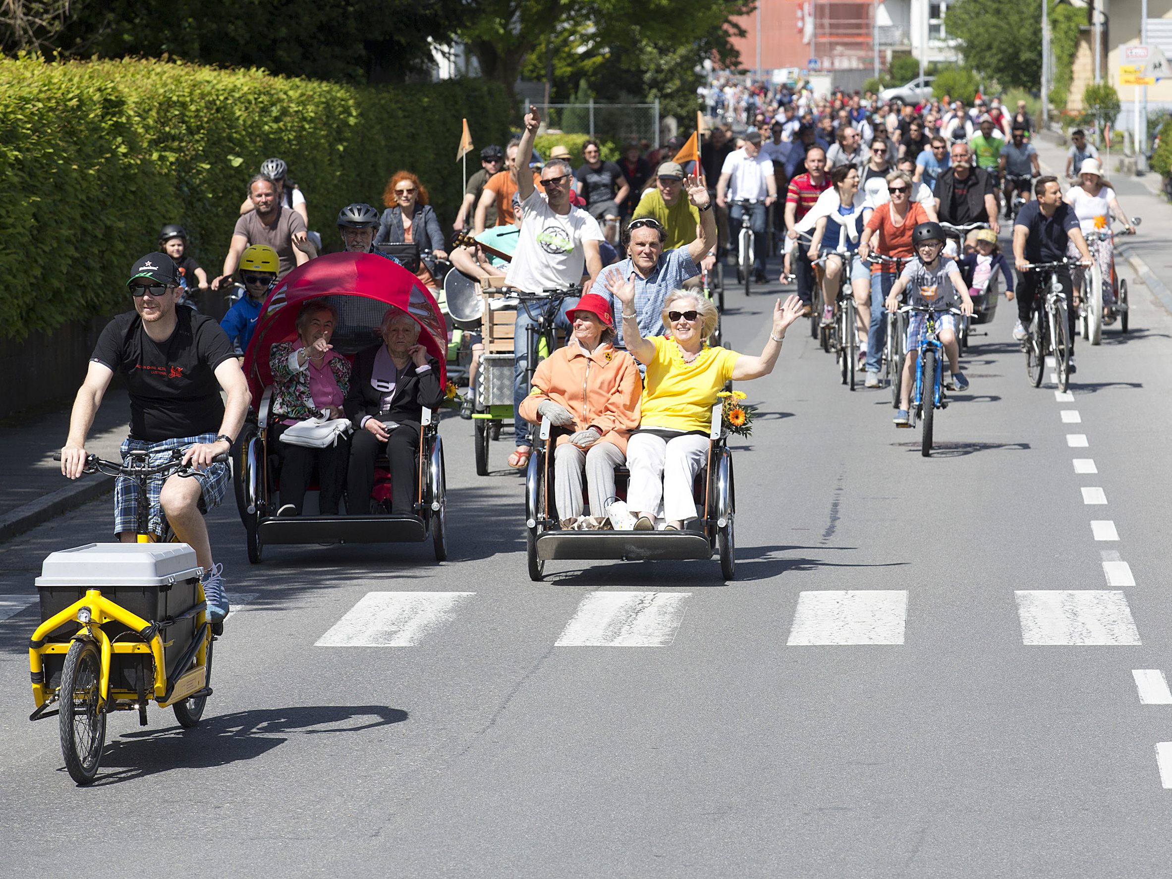 Lustenau setzt (sich) aufs Rad: Bei der 3. Lustenauer Fahrradparade am 26. Mai gehört die Straße den Radlerinnen und Radlern. Lustenau setzt (sich) aufs Rad: Bei der 3. Lustenauer Fahrradparade am 26. Mai gehört die Straße den Radlerinnen und Radlern.
