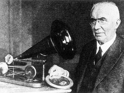 Emil Berliner mit seiner Erfindung: dem Grammophon. Emil Berliner mit seiner Erfindung: dem Grammophon.