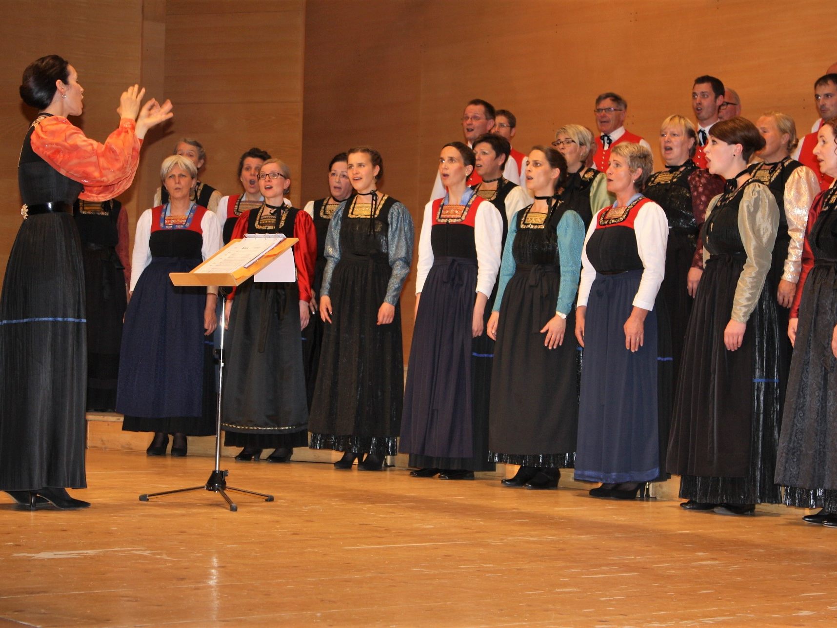 Die Wälder Sängerinnen und Sänger freuen sich auf viele Besucher bei den Konzerten. Die Wälder Sängerinnen und Sänger freuen sich auf viele Besucher bei den Konzerten.