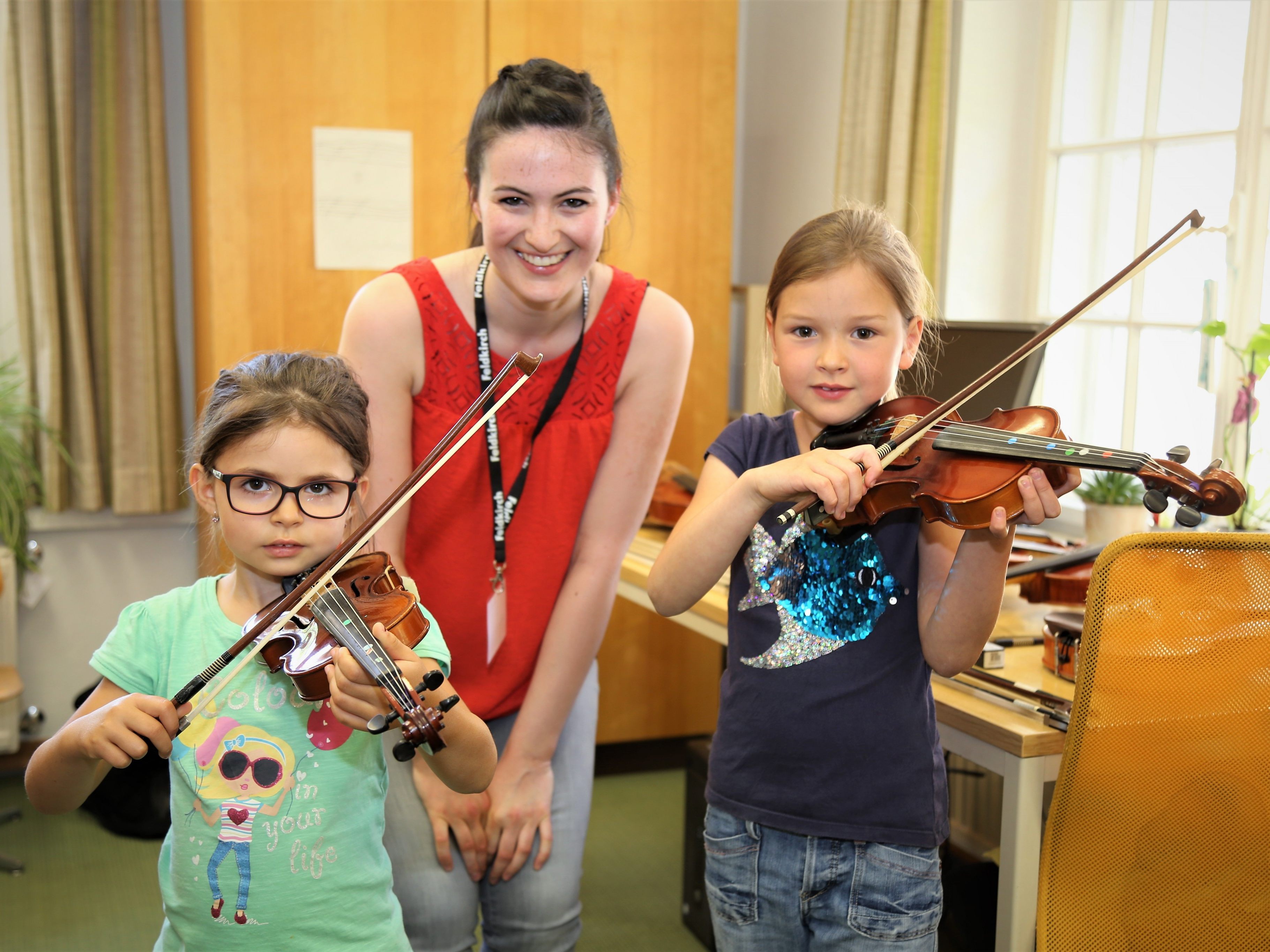 Leonie und Laura haben sich für die Violine sehr interessiert. Silvja gab den Mädchen Einblicke. Leonie und Laura haben sich für die Violine sehr interessiert. Silvja gab den Mädchen Einblicke.