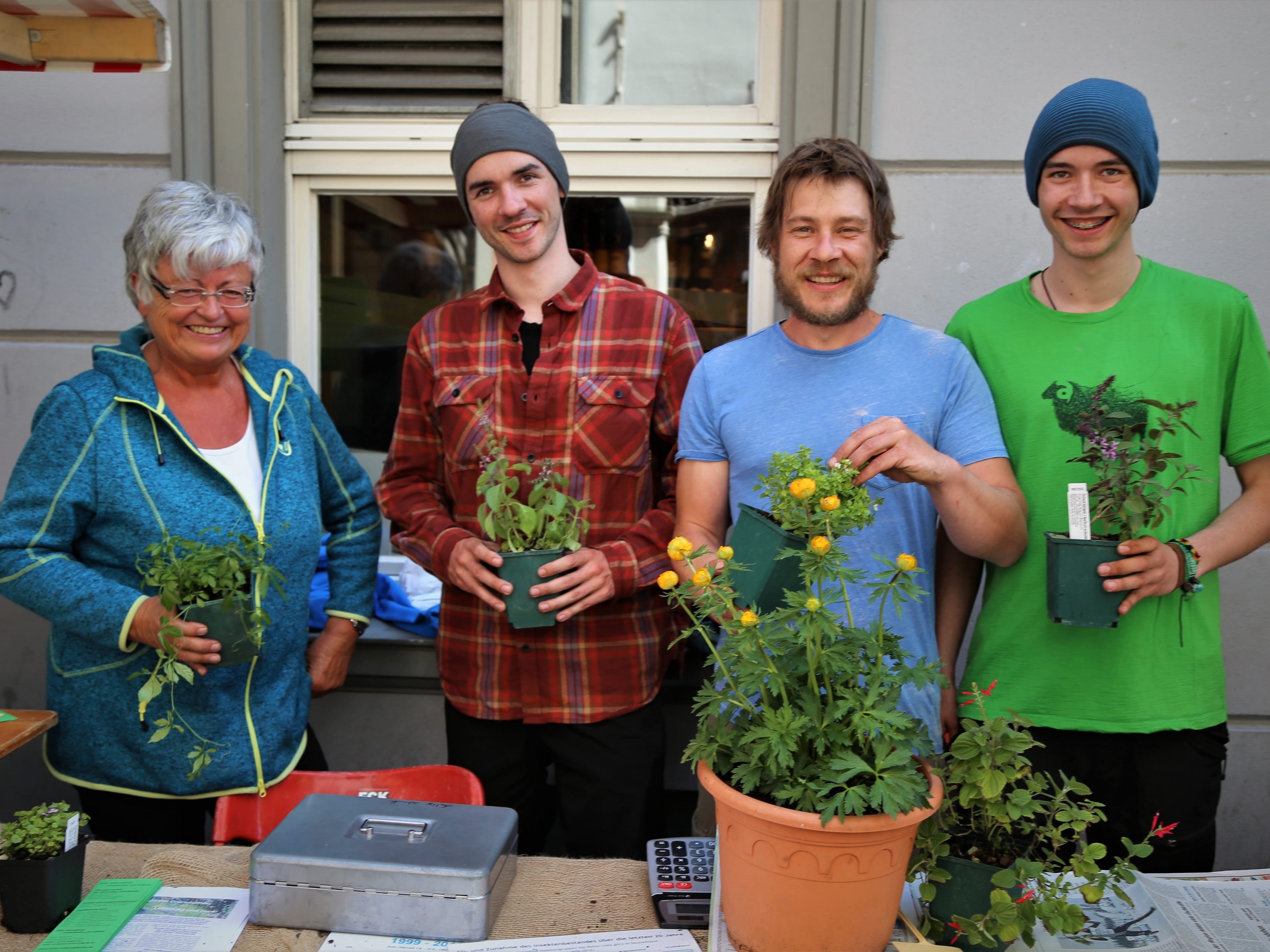 Gerda, Moritz, Felix und Luis aus dem Allgäu boten unter anderem Kräuter-Raritäten in der Innenstadt feil. Gerda, Moritz, Felix und Luis aus dem Allgäu boten unter anderem Kräuter-Raritäten in der Innenstadt feil.