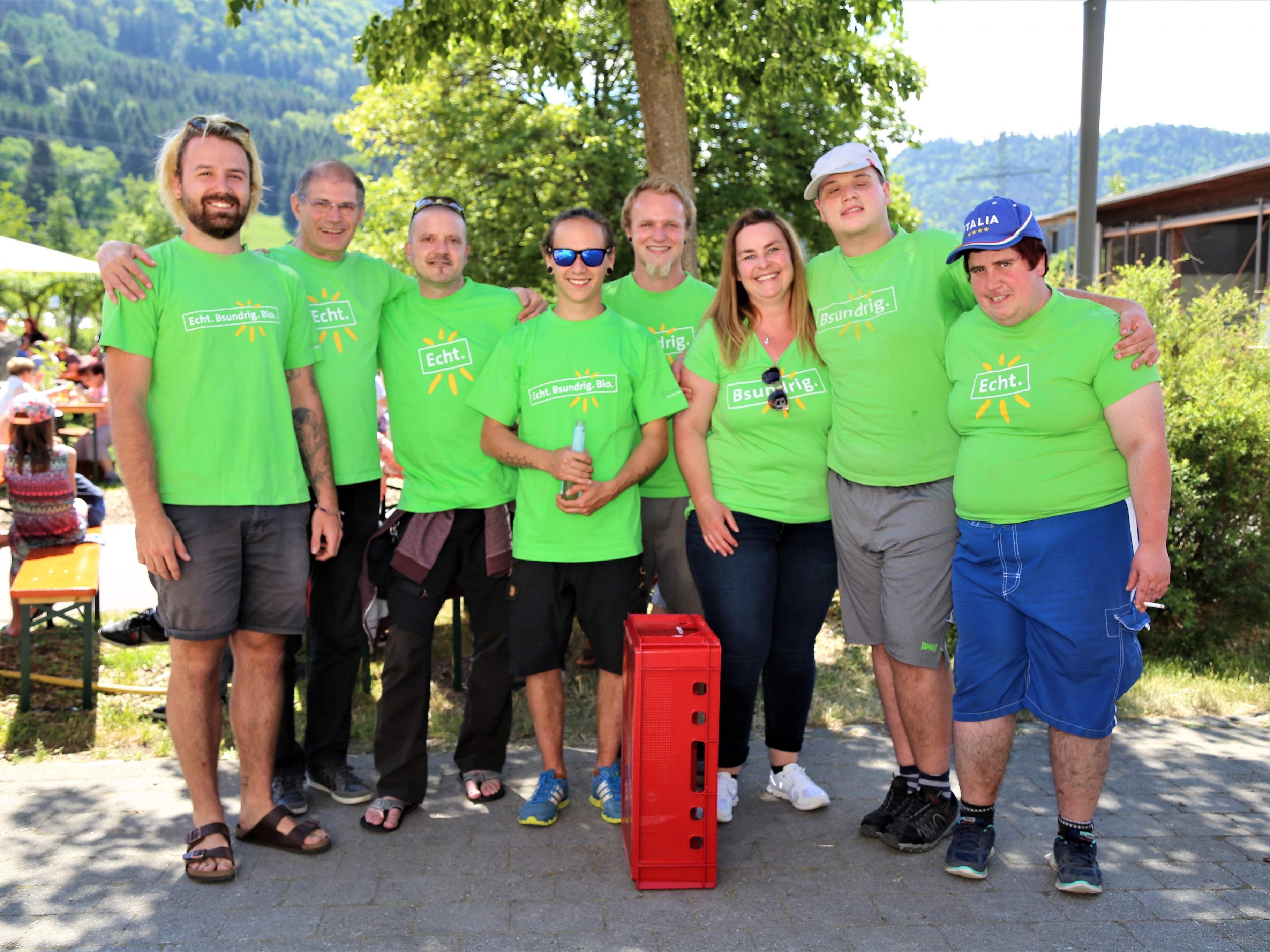 Die Sunnahof-Mitarbeiter genießen die gelungene Inklusion mit den Besuchern auf dem Bio-Bauernhof in Tufers. Die Sunnahof-Mitarbeiter genießen die gelungene Inklusion mit den Besuchern auf dem Bio-Bauernhof in Tufers.