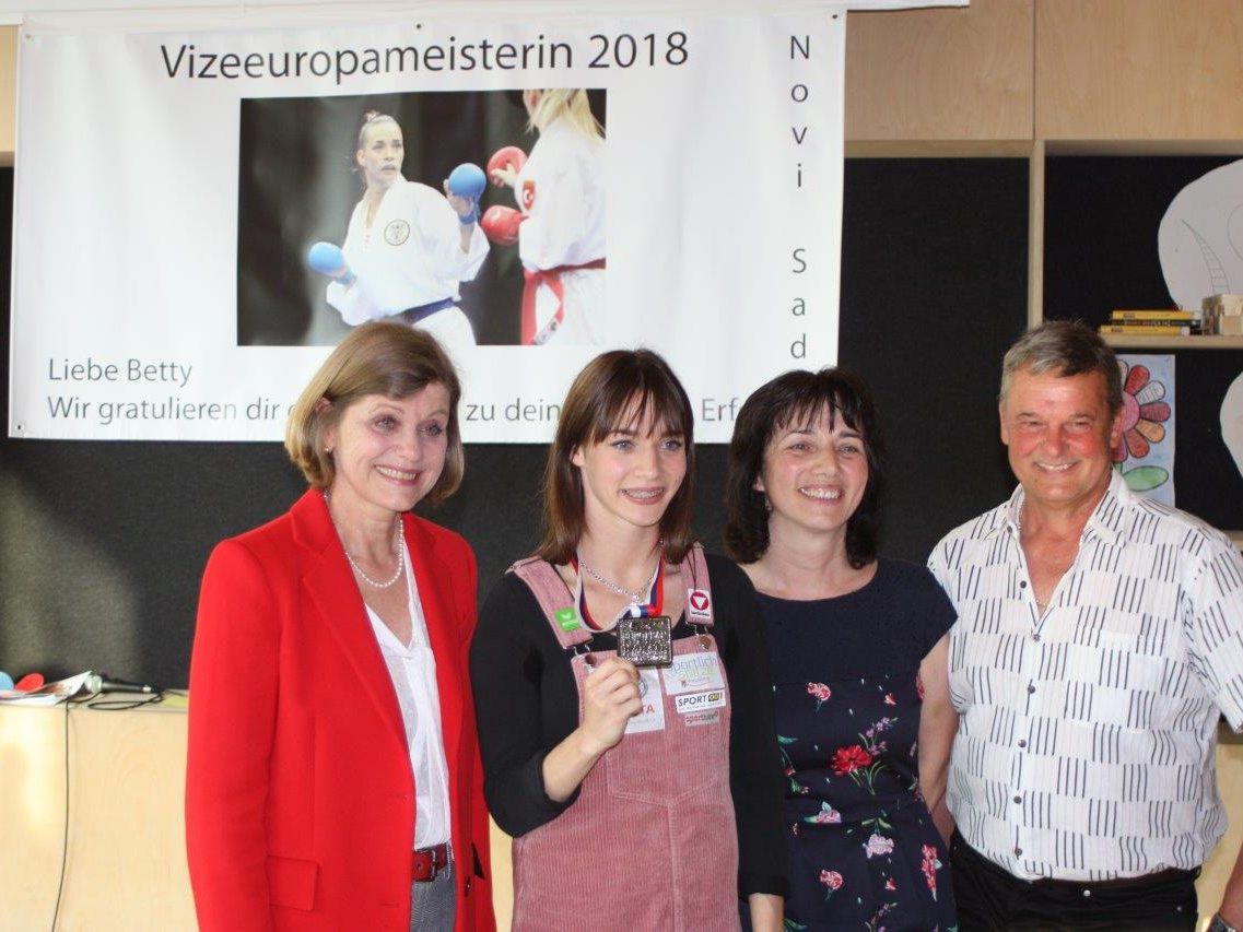 Das Ehrenzeichen für sportliche Leistungen in Gold erhielt Bettina Plank von LR Barbara Schöbi-Fink (l) überreicht Das Ehrenzeichen für sportliche Leistungen in Gold erhielt Bettina Plank von LR Barbara Schöbi-Fink (l) überreicht