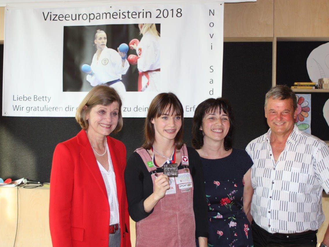 Das Ehrenzeichen für sportliche Leistungen in Gold erhielt Bettina Plank von LR Barbara Schöbi-Fink (l) überreicht