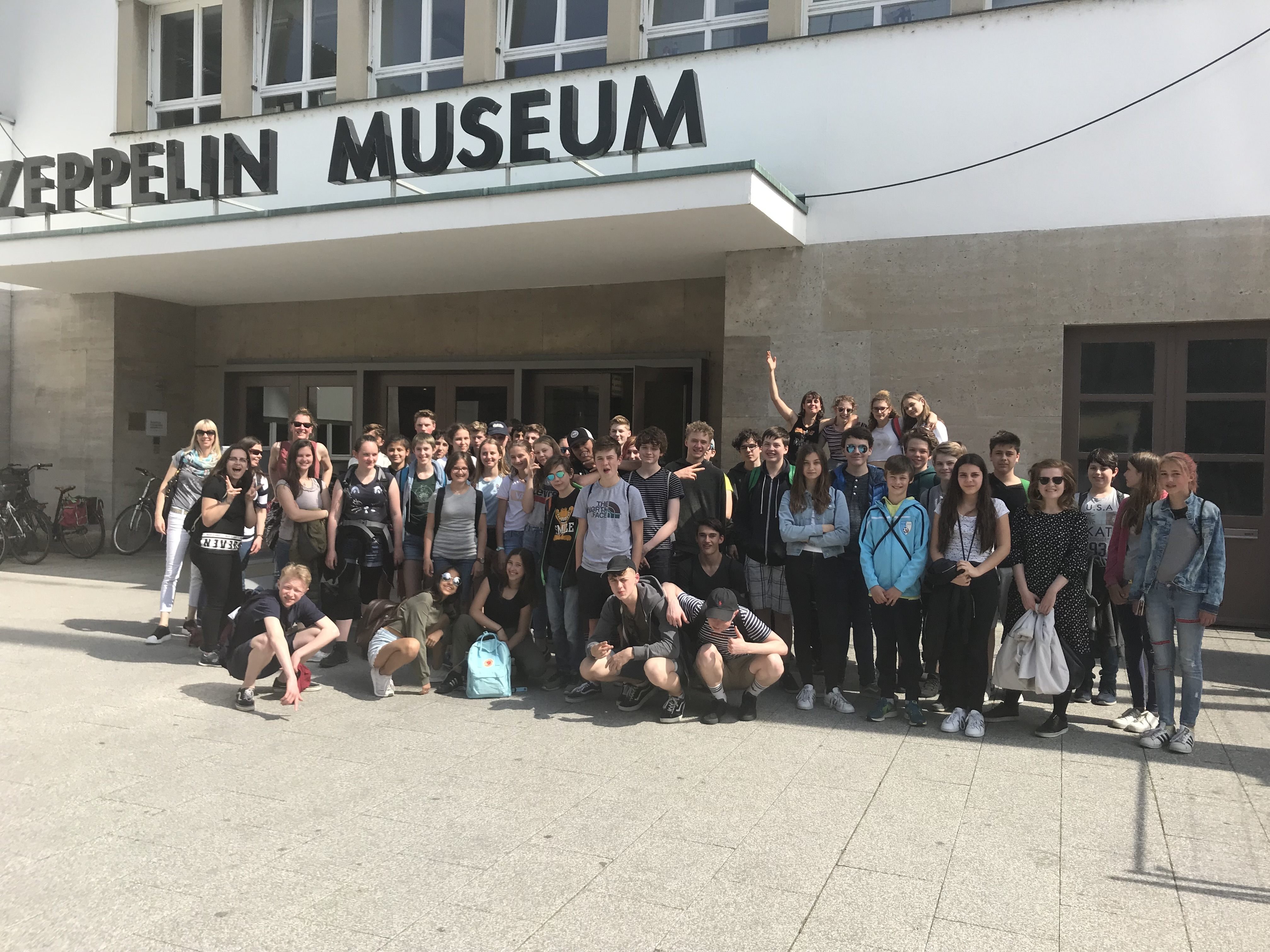 Die Schüler der FMS Altach mit den Austauschschülern aus England Die Schüler der FMS Altach mit den Austauschschülern aus England