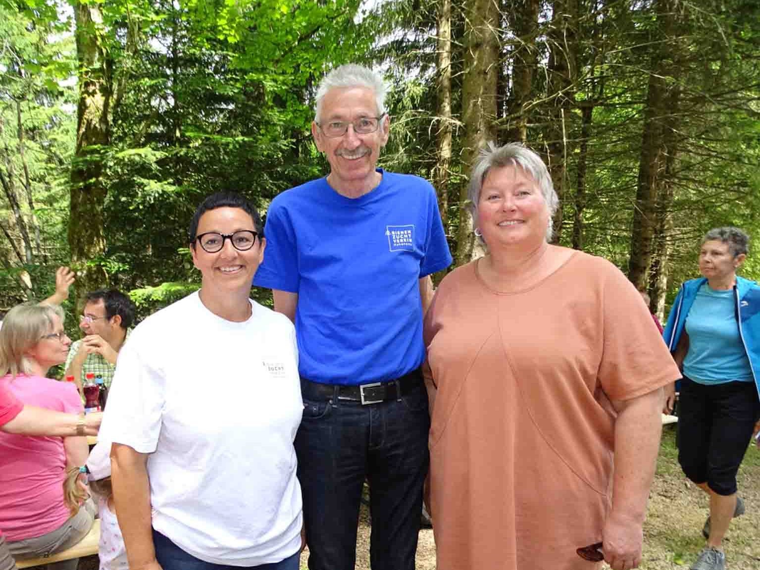 Obmann Werner Drexel mit Kräuterexpertin Katharina Waibel (r.) und Organisatorin Andrea Dobnik.