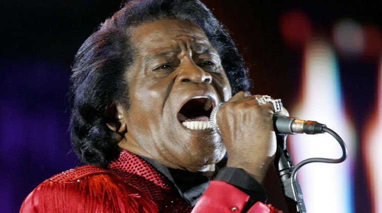 James Brown bei einem Auftritt im Jahr 2005. James Brown bei einem Auftritt im Jahr 2005.