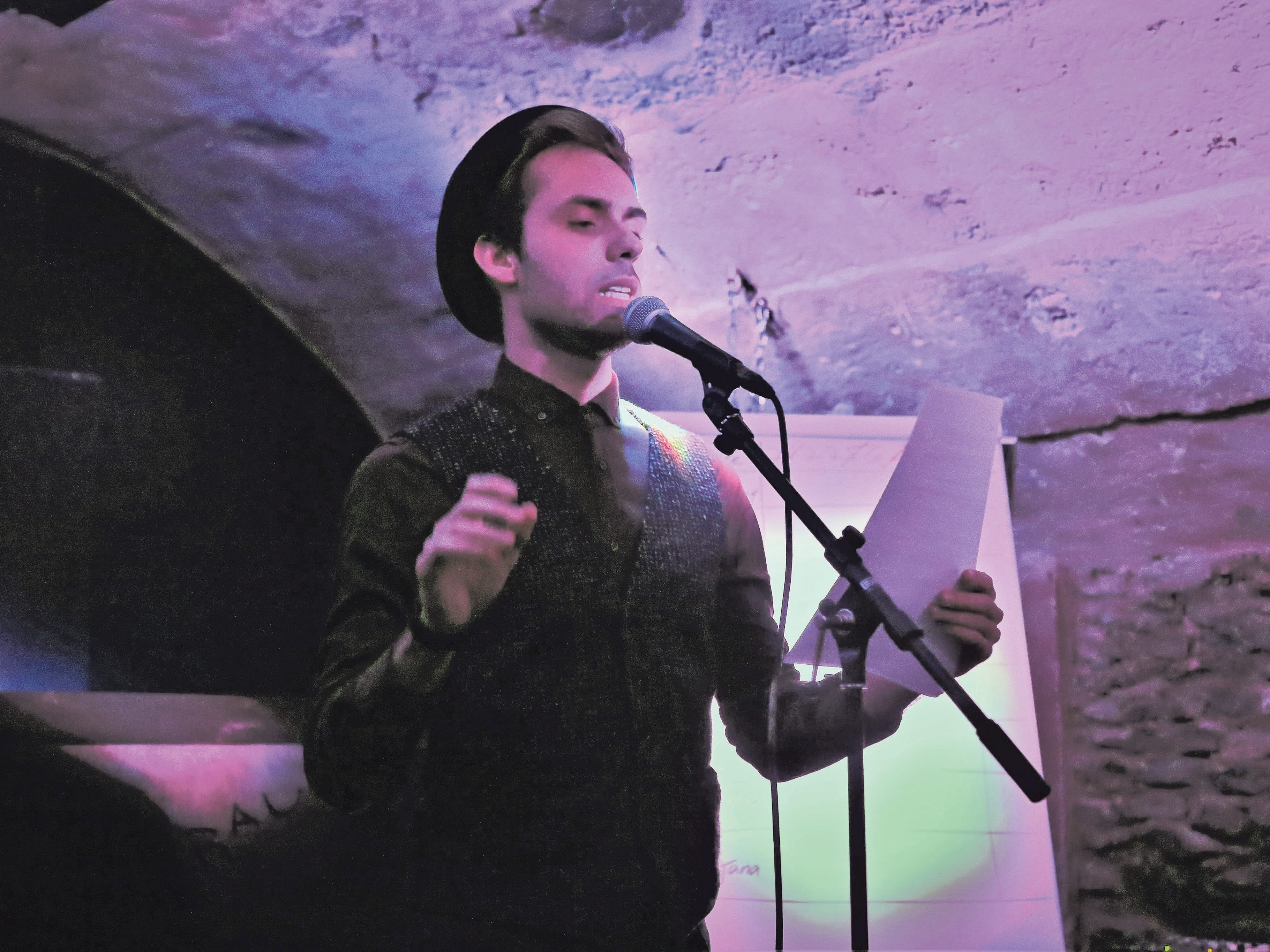 Joe Hafner ist seit einem Jahr auf der Slam-Bühne. Inzwischen hat er selbst Veranstaltungen organisiert und wirkt als Moderator bei Jam on Poetry mit. Joe Hafner ist seit einem Jahr auf der Slam-Bühne. Inzwischen hat er selbst Veranstaltungen organisiert und wirkt als Moderator bei Jam on Poetry mit.