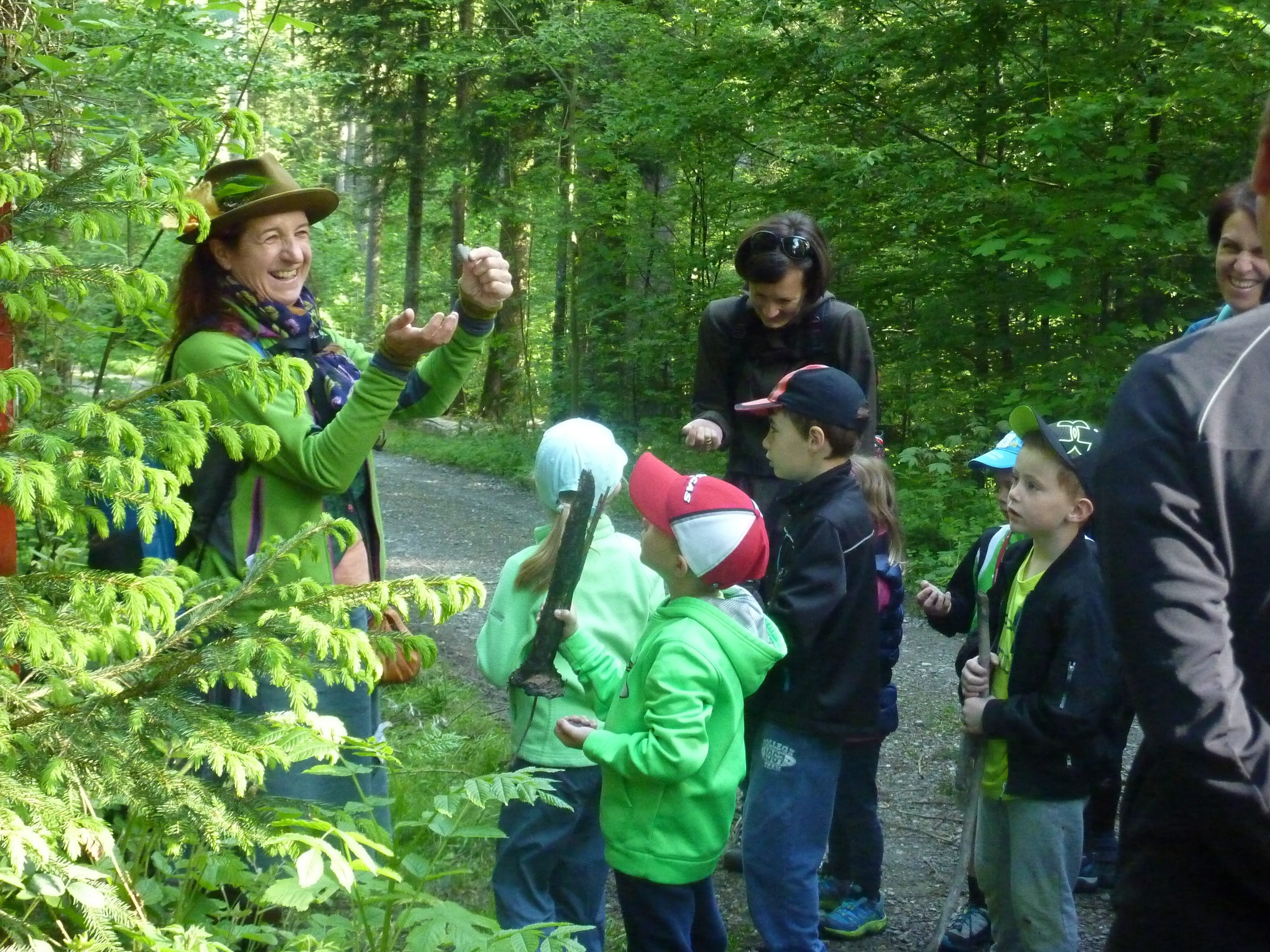 Geschichtenerzählerin Hertha Glück wandert mit Kindern und Interessierten am 26. Mai 2018 zum Langenegger Sagenportal. Geschichtenerzählerin Hertha Glück wandert mit Kindern und Interessierten am 26. Mai 2018 zum Langenegger Sagenportal.