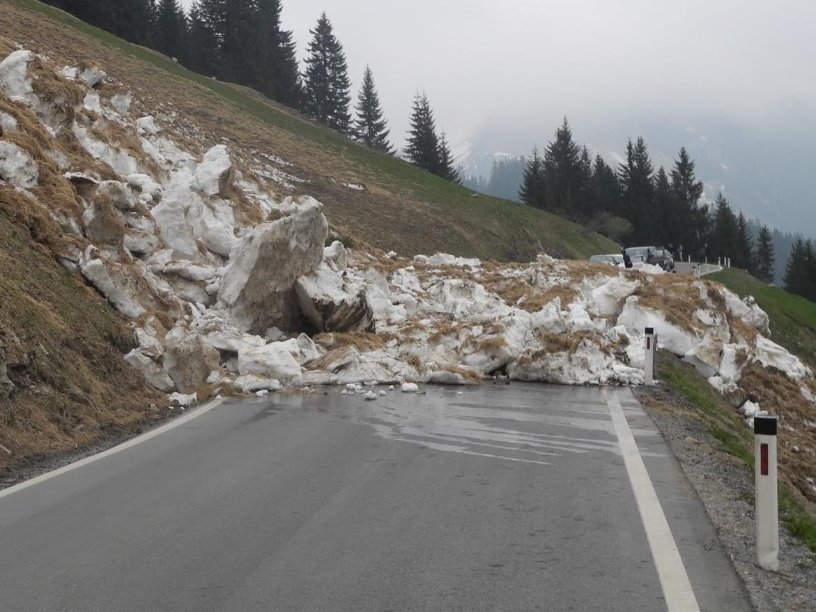 Das Schneebrett verlegte die L198 für dreieinhalb Stunden.