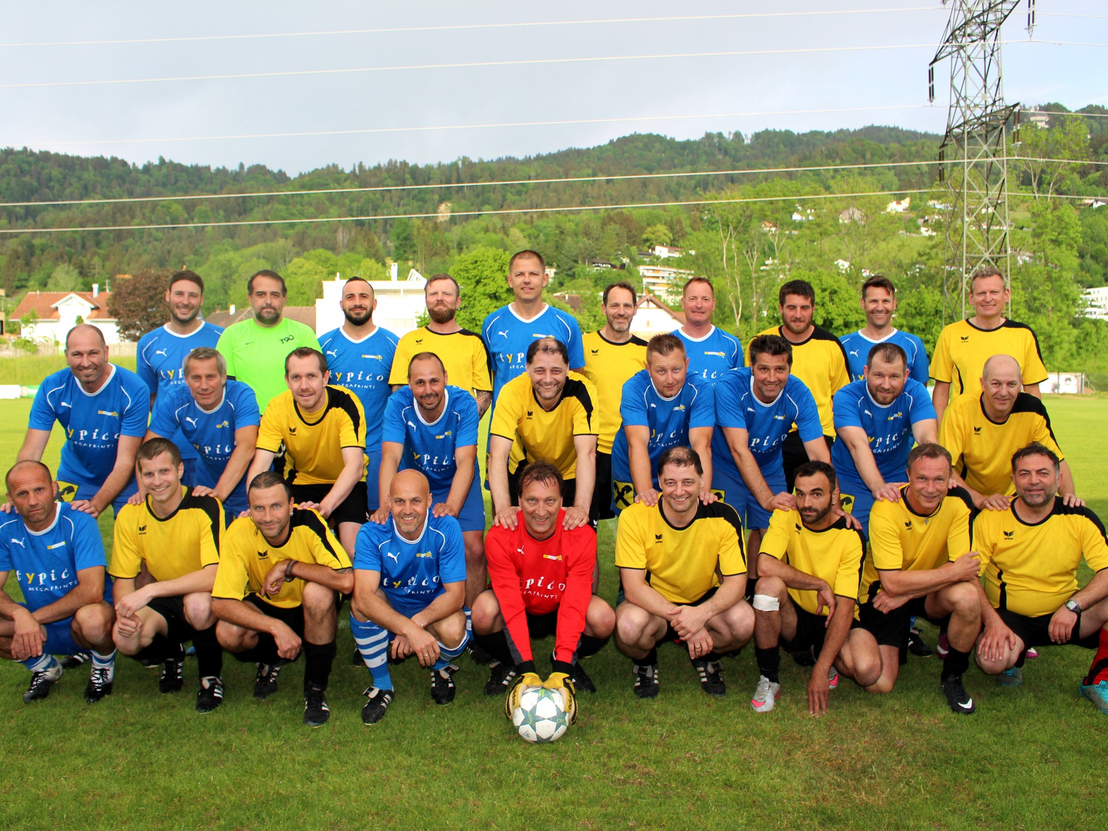 Vor dem großen Spiel stellten sich die „Altherren“-Mannschaften vom SV typico Lochau und dem FC Hörbranz noch zu einem gemeinsamen Foto auf.