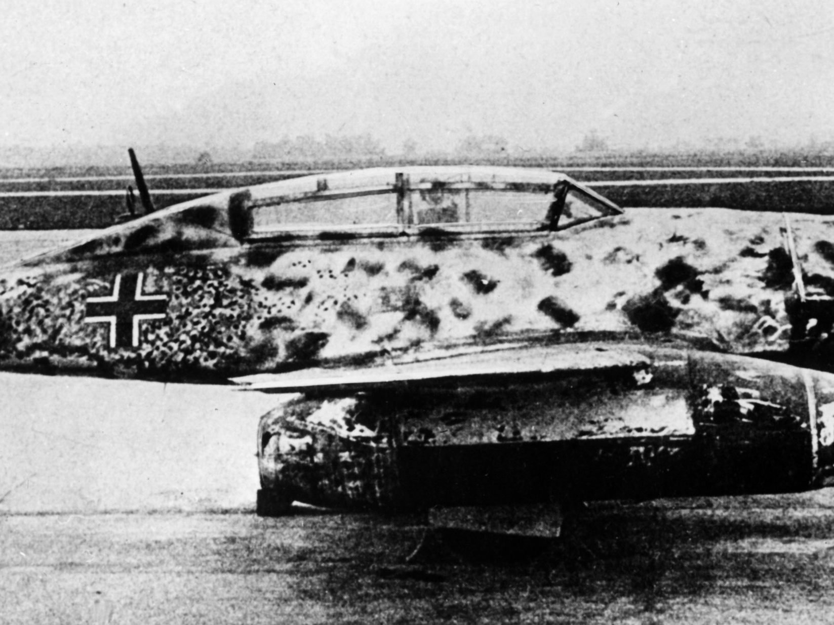 Am 25. Mai 1943 teste der deutsche General Adolf Galland erstmals die Me-262, den ersten Düsenjäger der Welt. Am 25. Mai 1943 teste der deutsche General Adolf Galland erstmals die Me-262, den ersten Düsenjäger der Welt.
